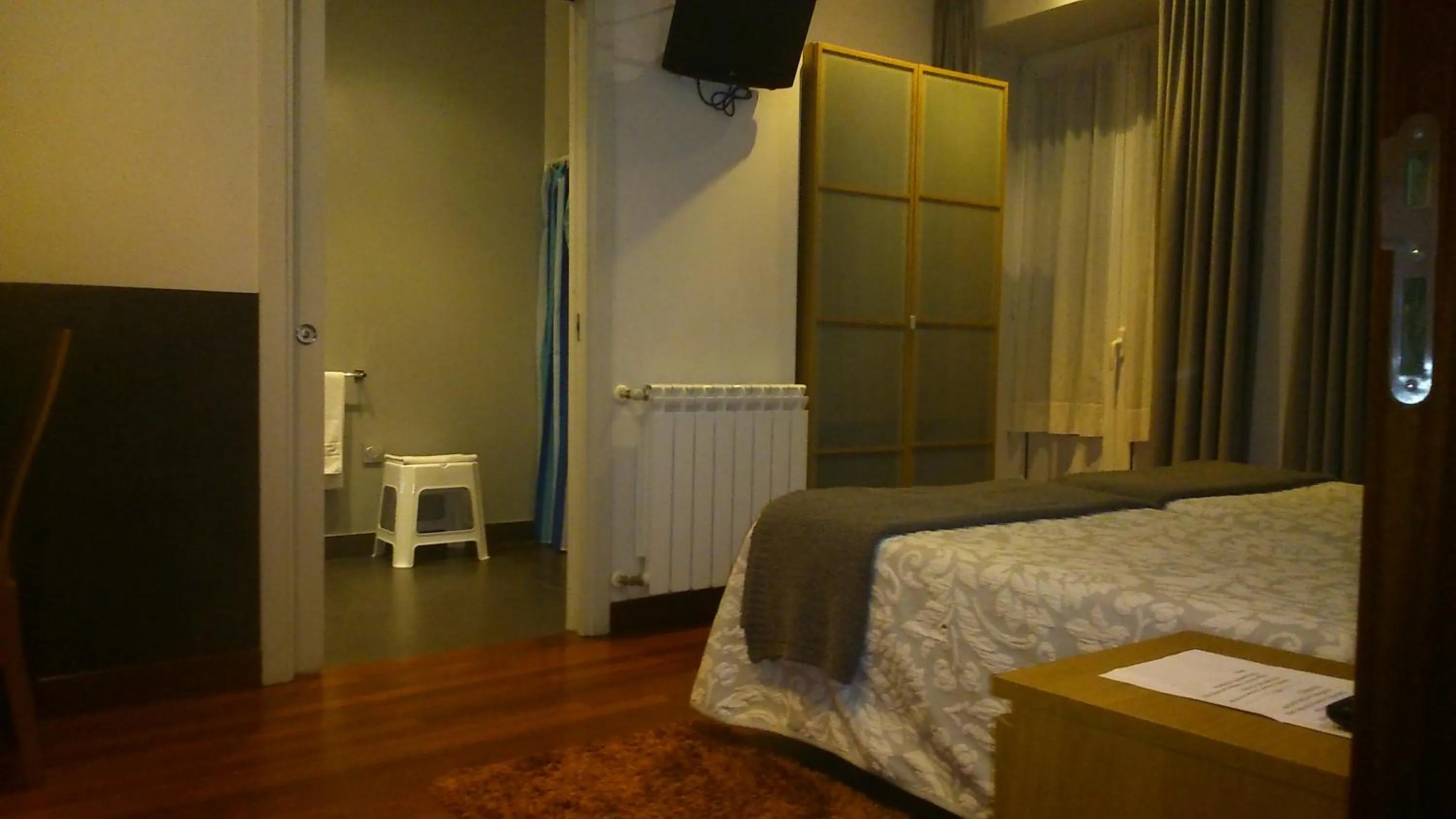 Bathroom, Bed in Hostal San Sebastian Centro