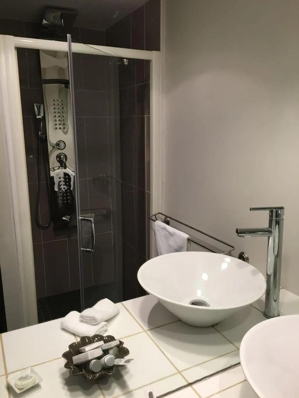 Shower in Auberge Du Lac