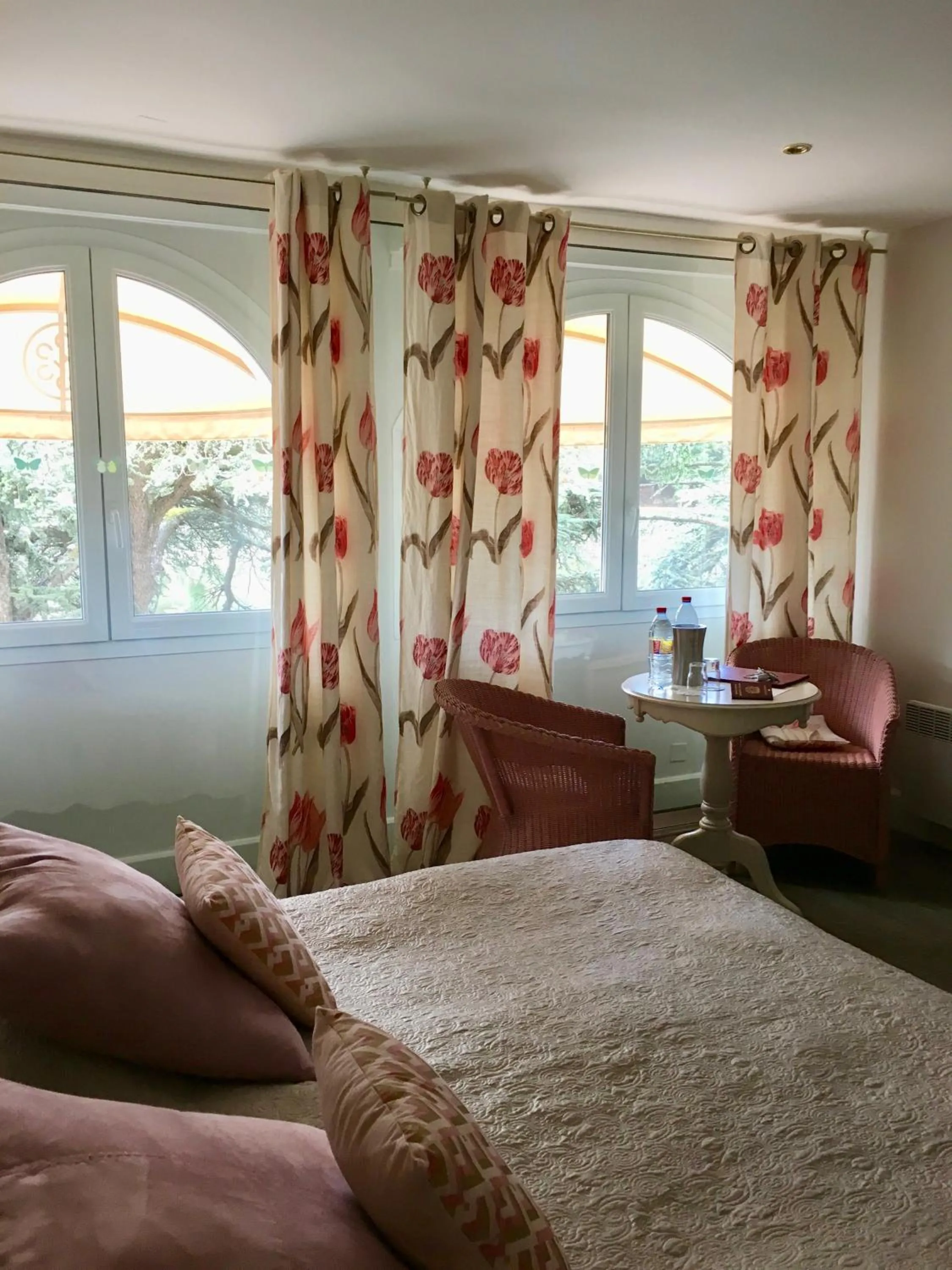 Photo of the whole room, Bed in Auberge Du Lac