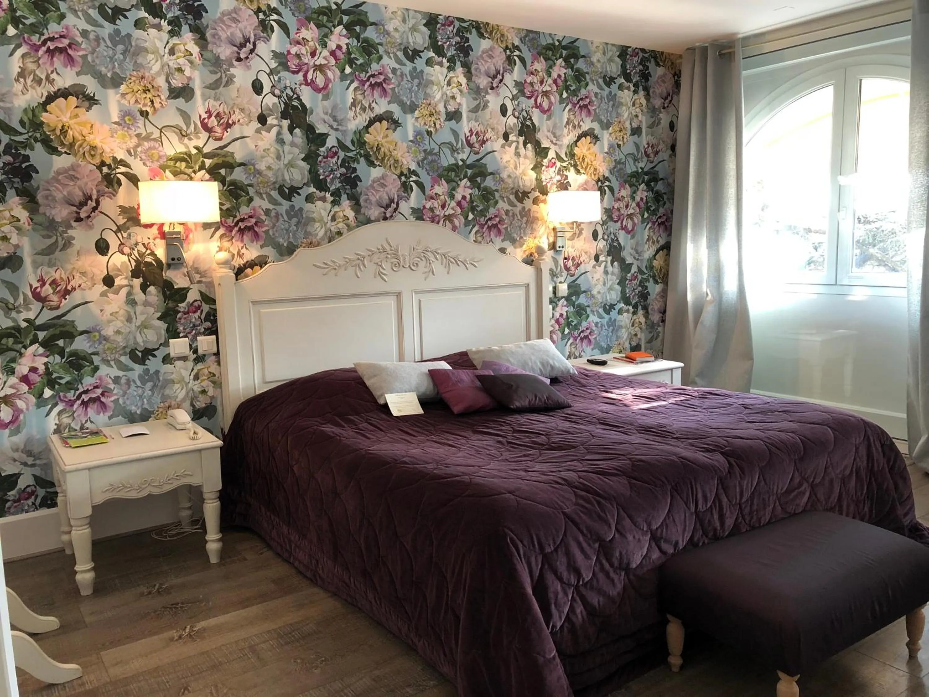 Photo of the whole room, Bed in Auberge Du Lac