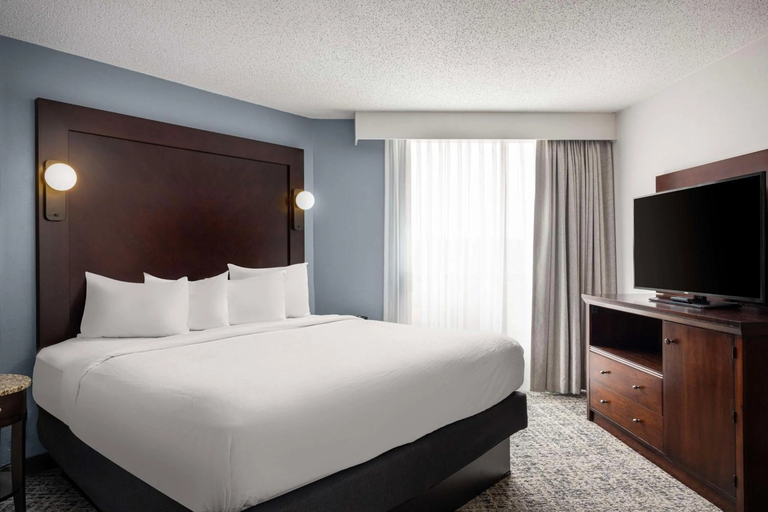 Bed in Embassy Suites Birmingham