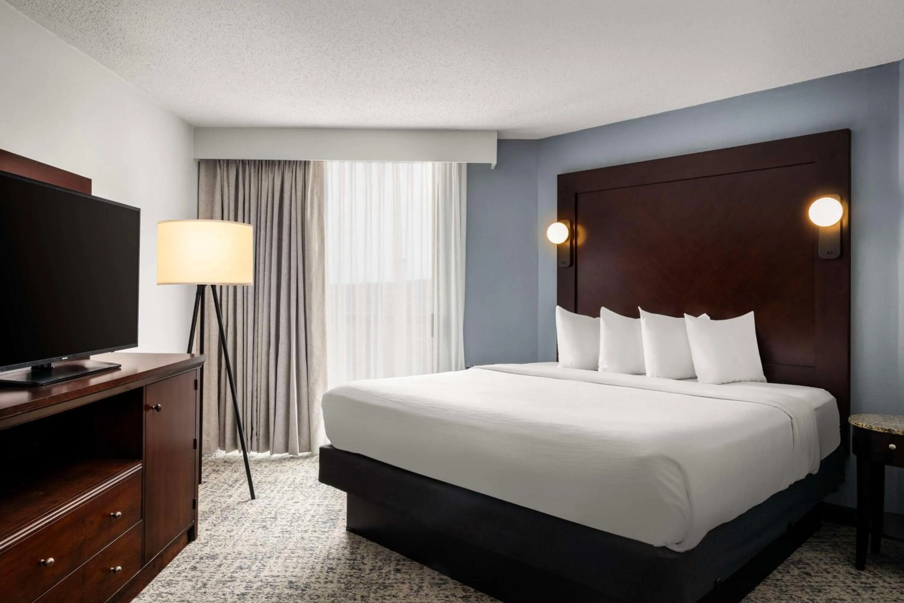 Bed in Embassy Suites Birmingham