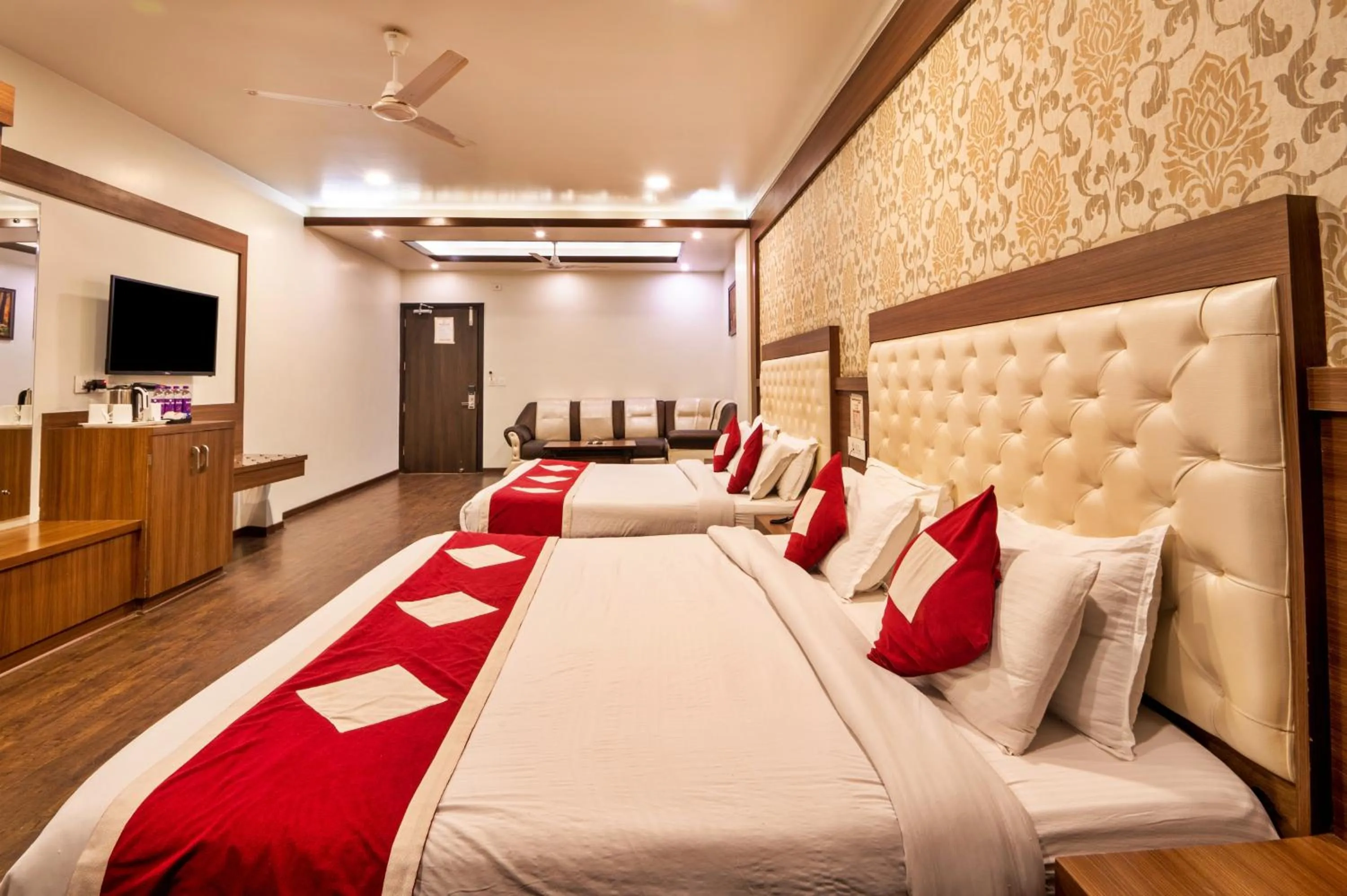 Communal lounge/ TV room, Bed in Hotel The Royal Krishna