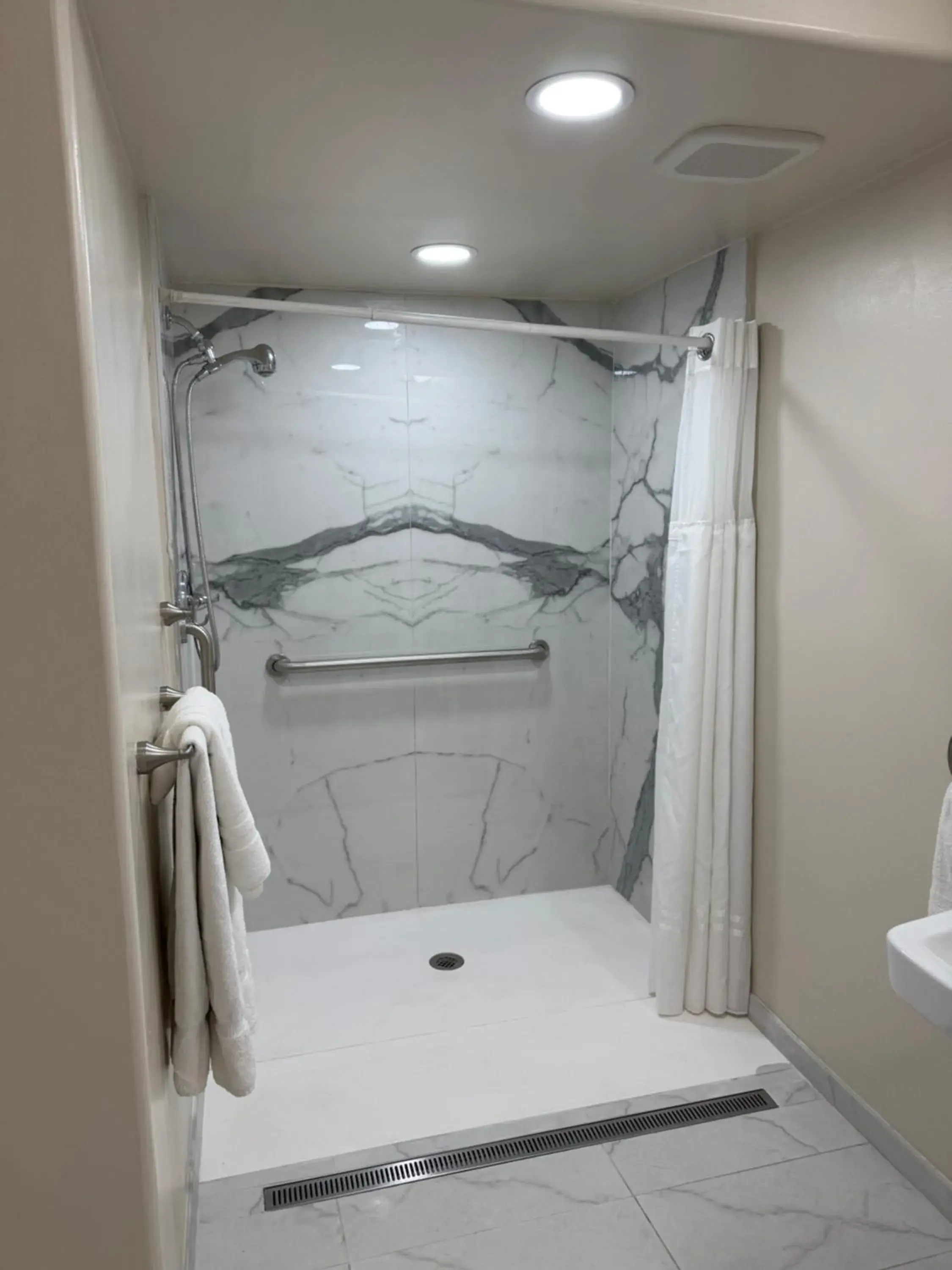 Queen Room - Non-Smoking in Townhouse Inn and Suites Queen Room - Non-Smoking in Townhouse Inn and Suites