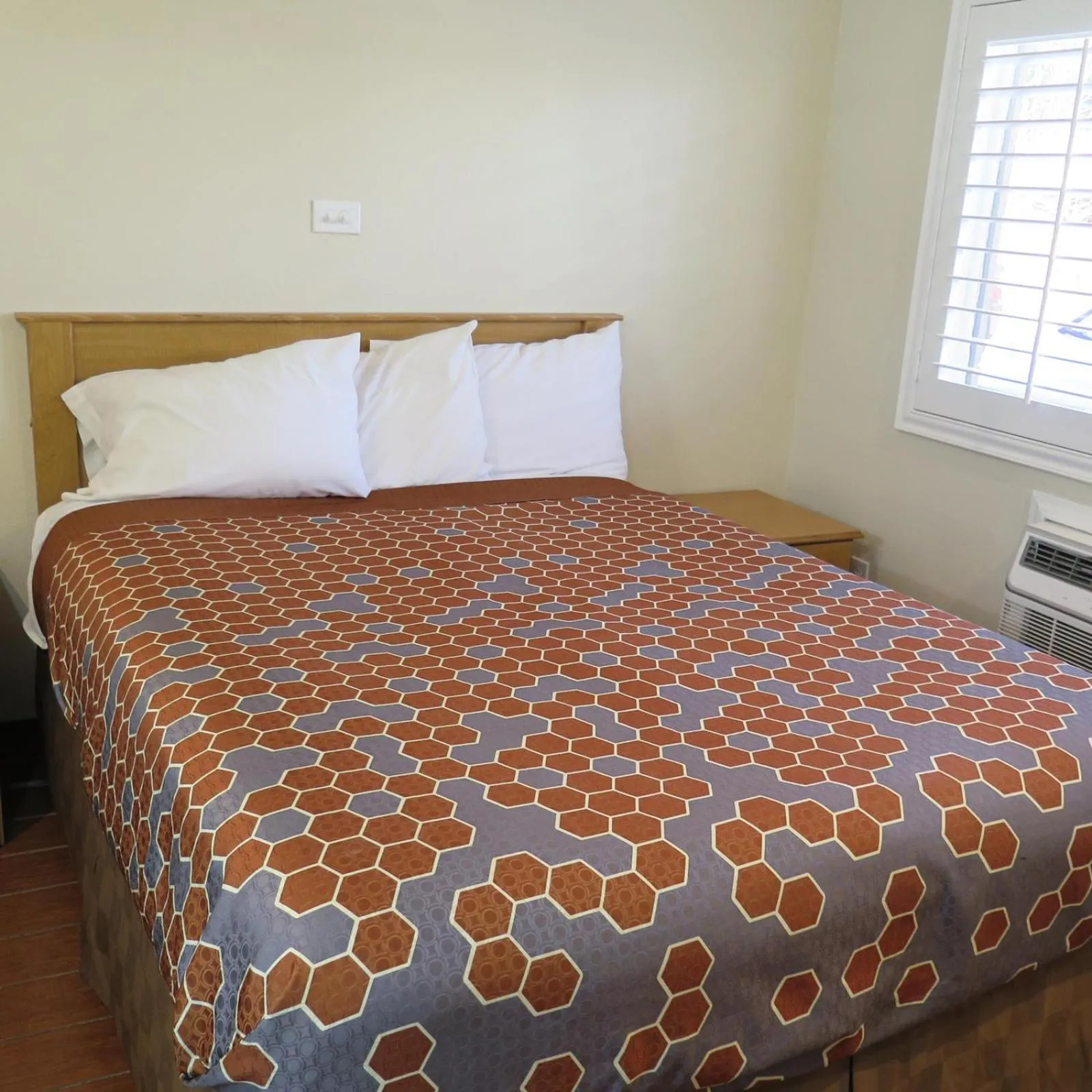 Bed in Townhouse Inn and Suites