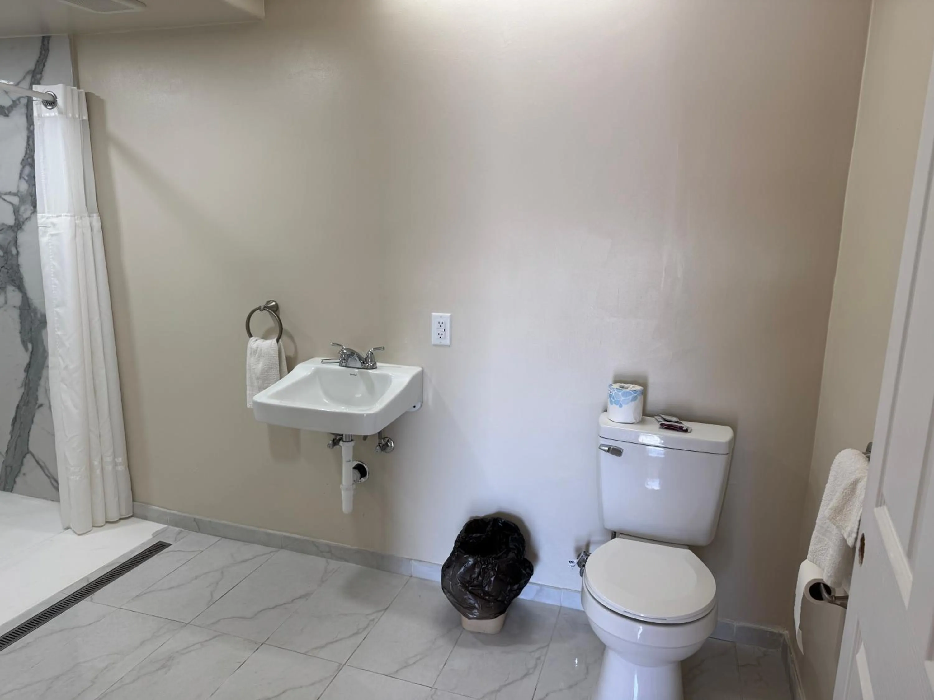 Bathroom in Townhouse Inn and Suites