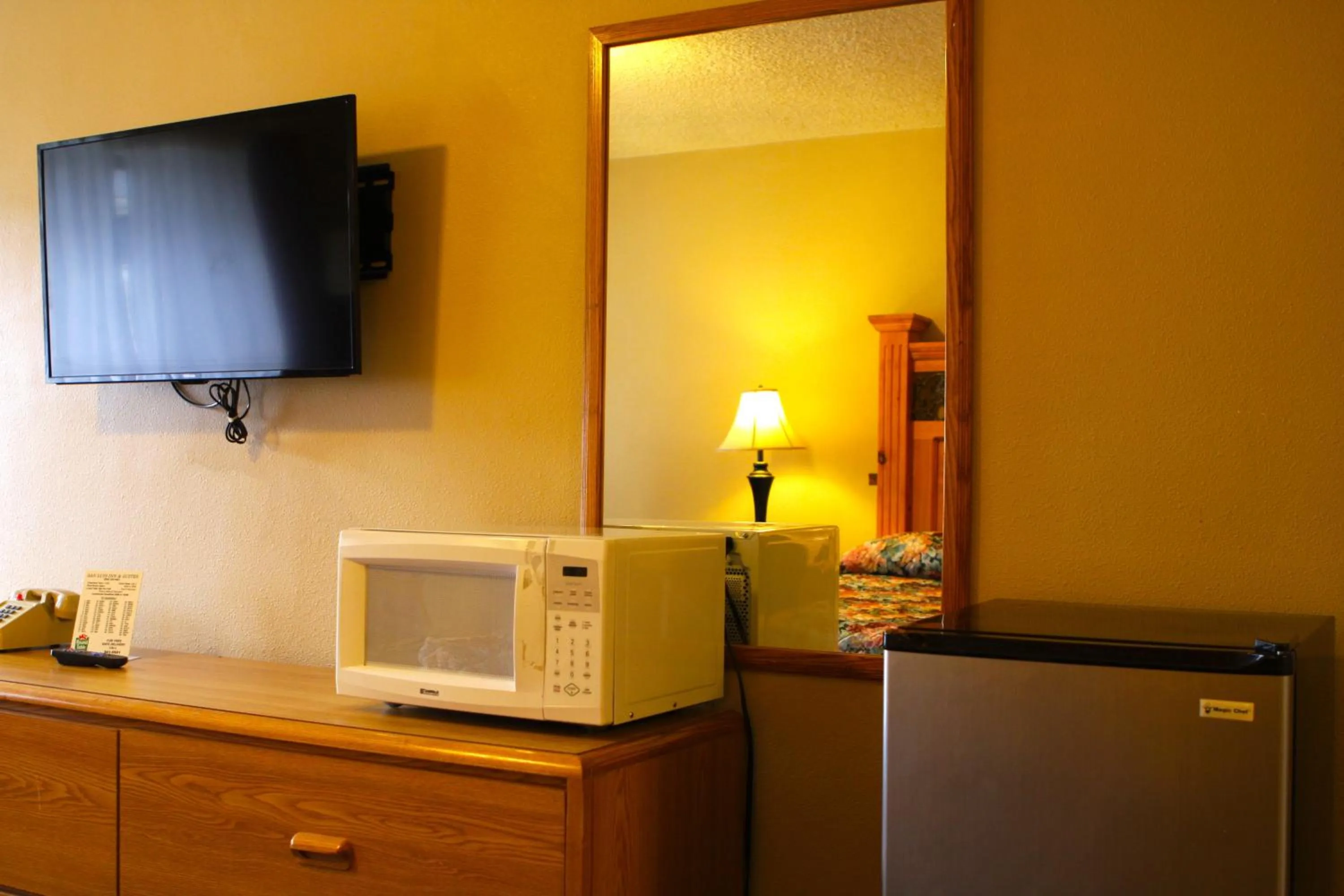 TV and multimedia in San Luis Inn and Suites