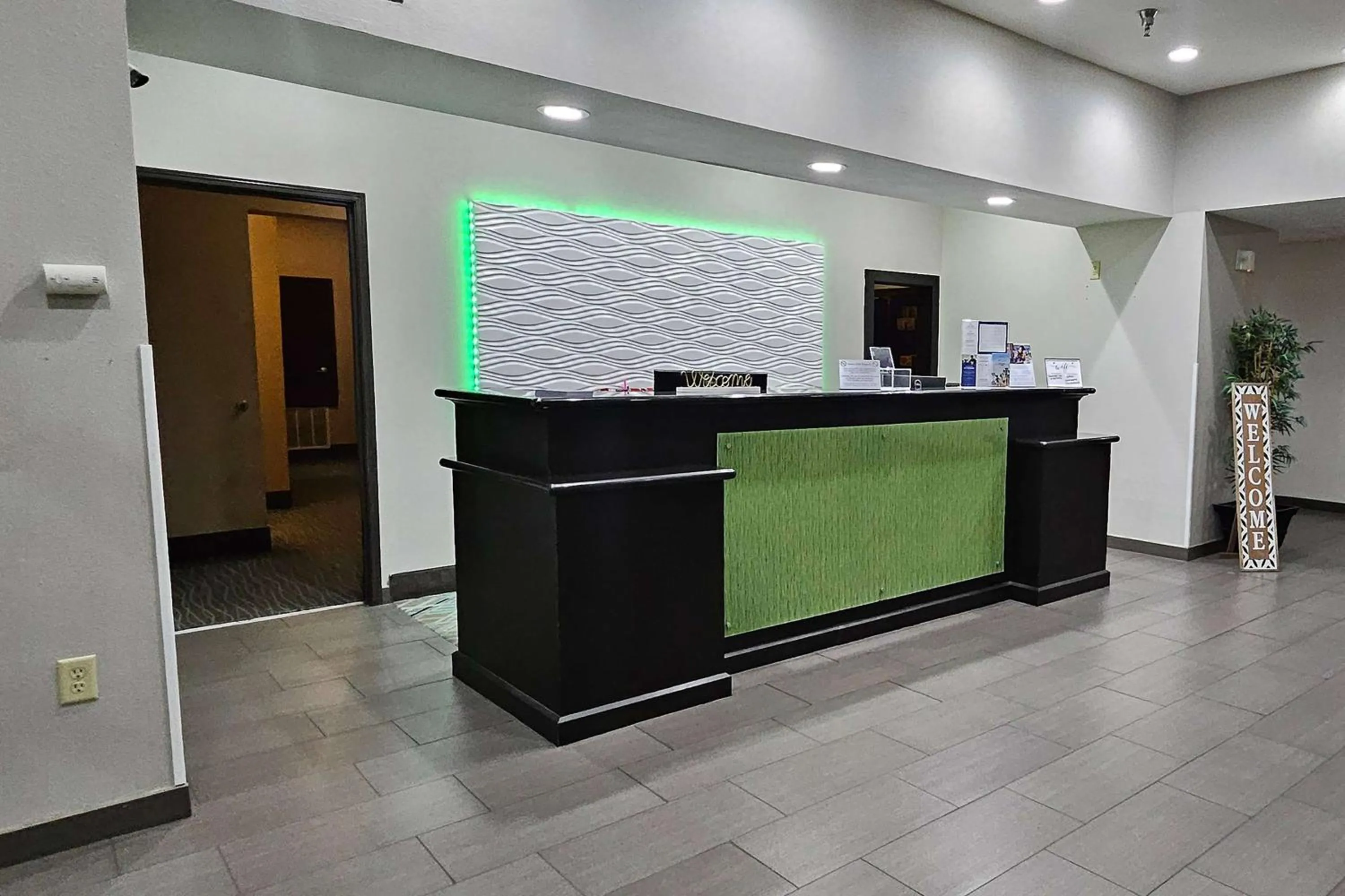 Lobby or reception in Ramada by Wyndham Burkburnett - Wichita Falls