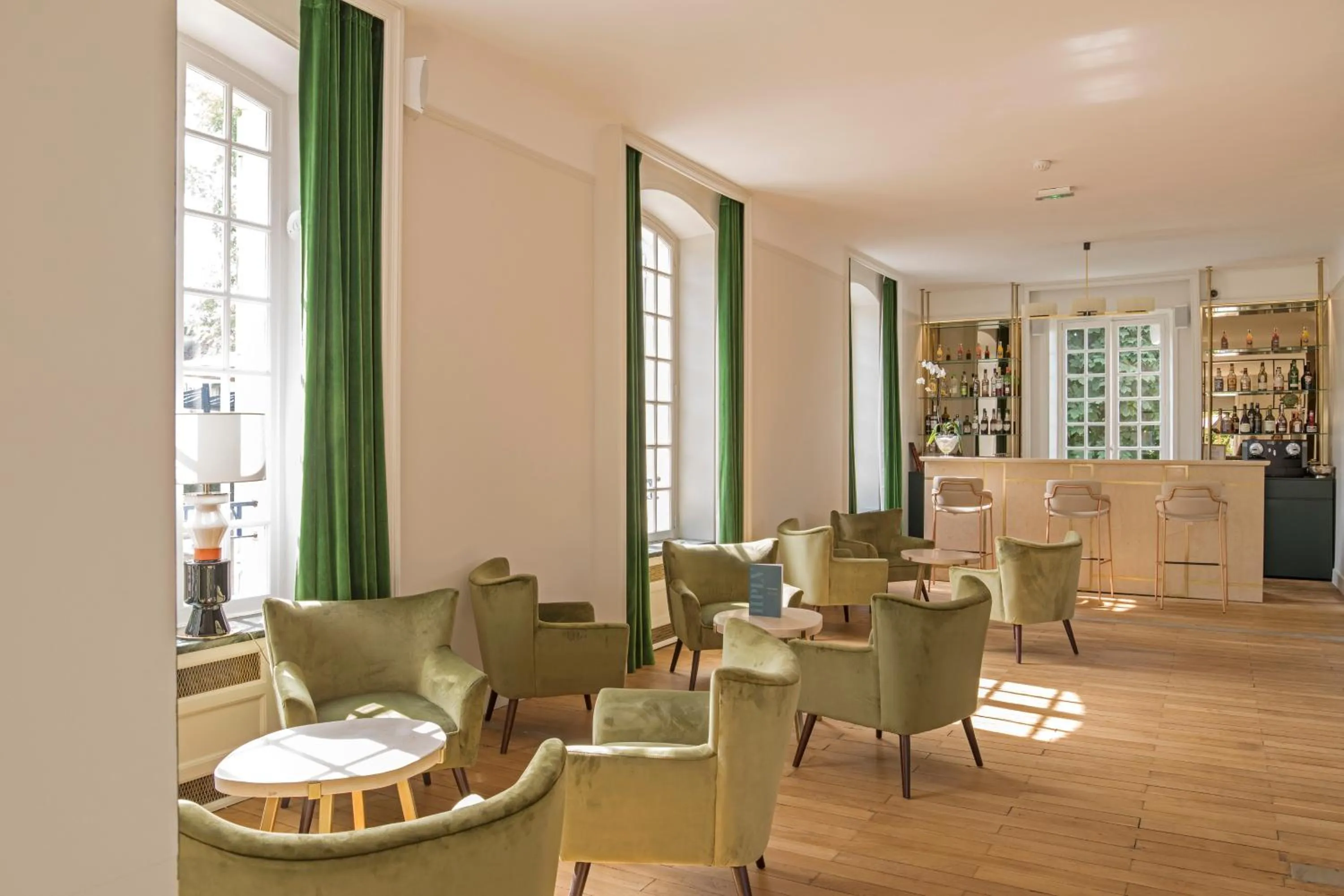 Library in Hôtel Restaurant De La Poste & Du Lion D'or