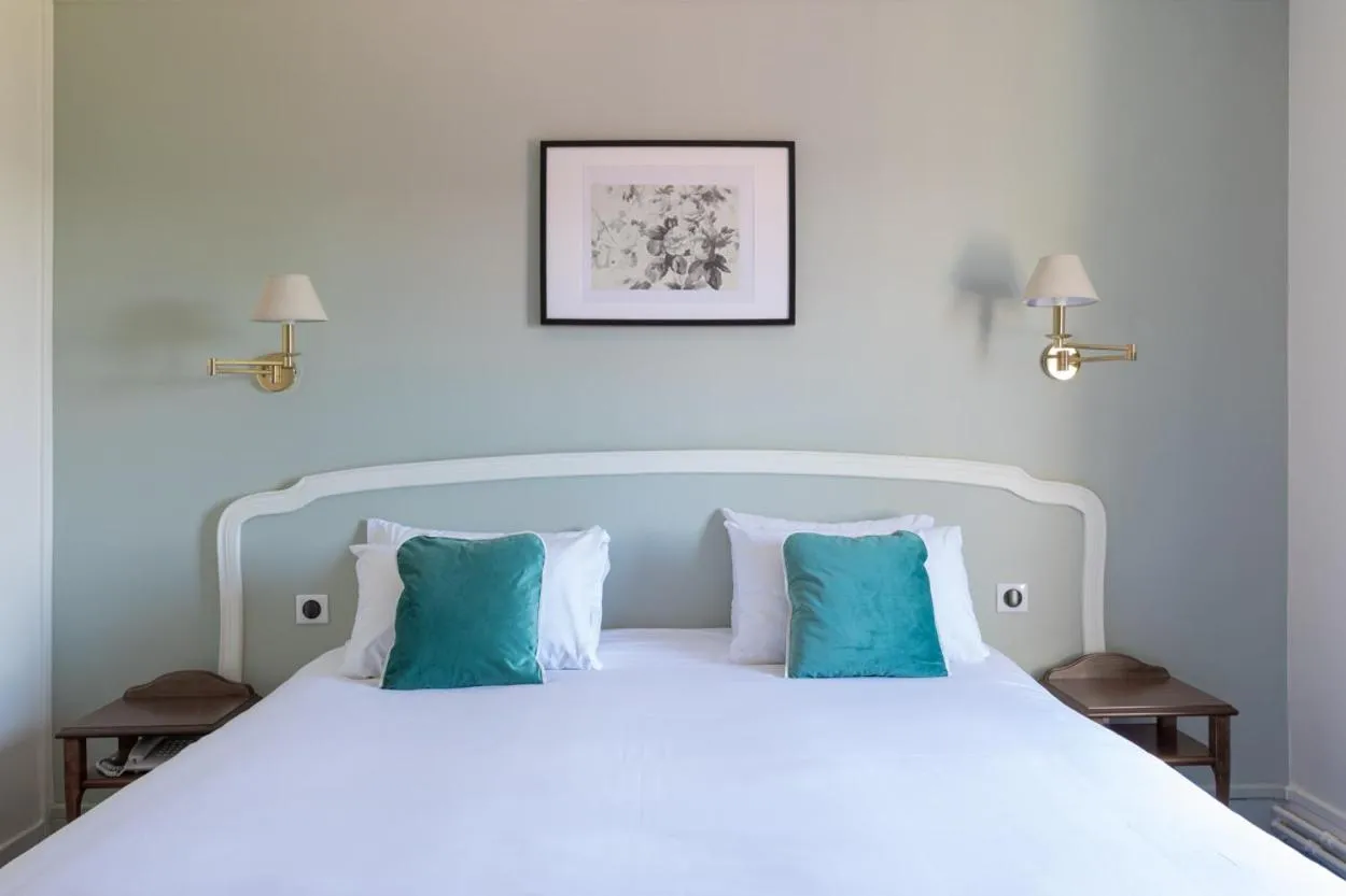 Bed in Hôtel Restaurant De La Poste & Du Lion D'or