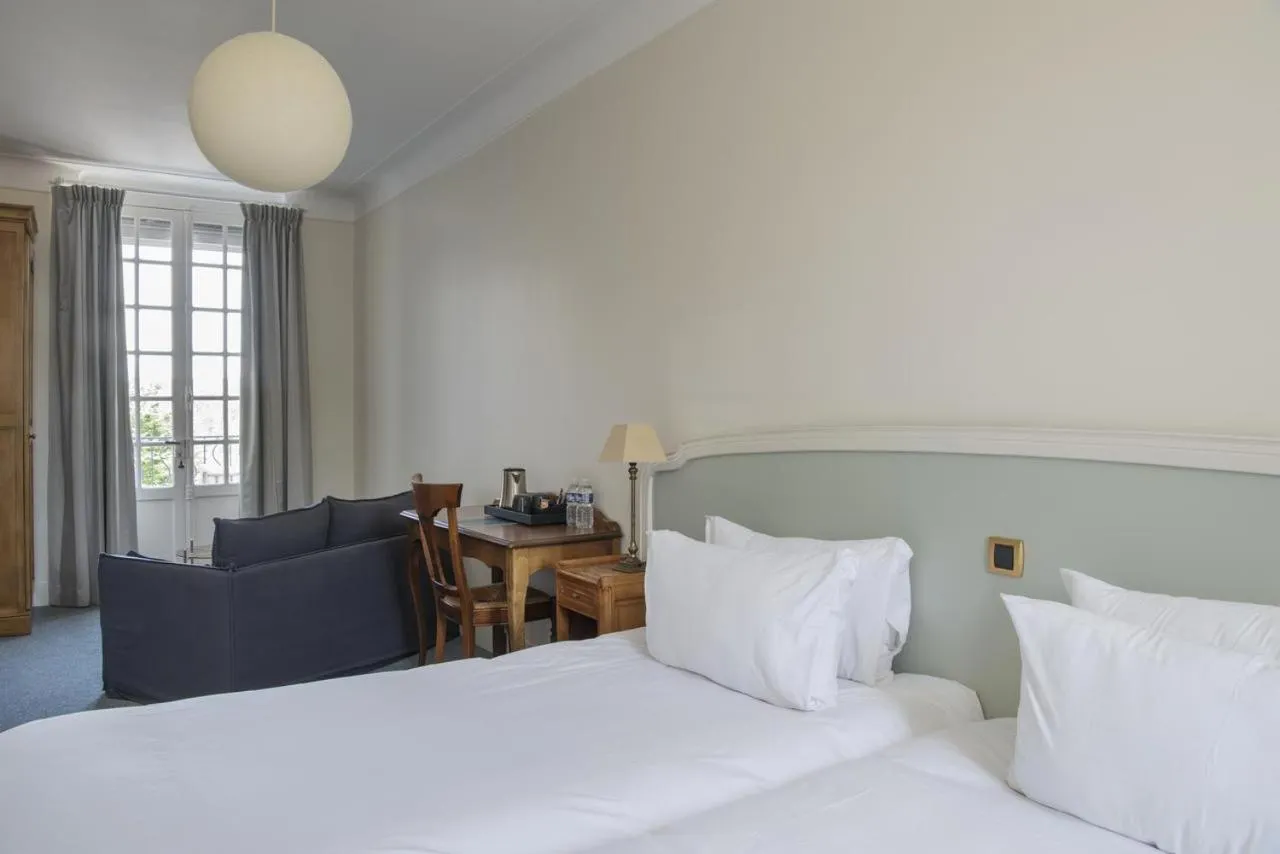 Seating area, Bed in Hôtel Restaurant De La Poste & Du Lion D'or