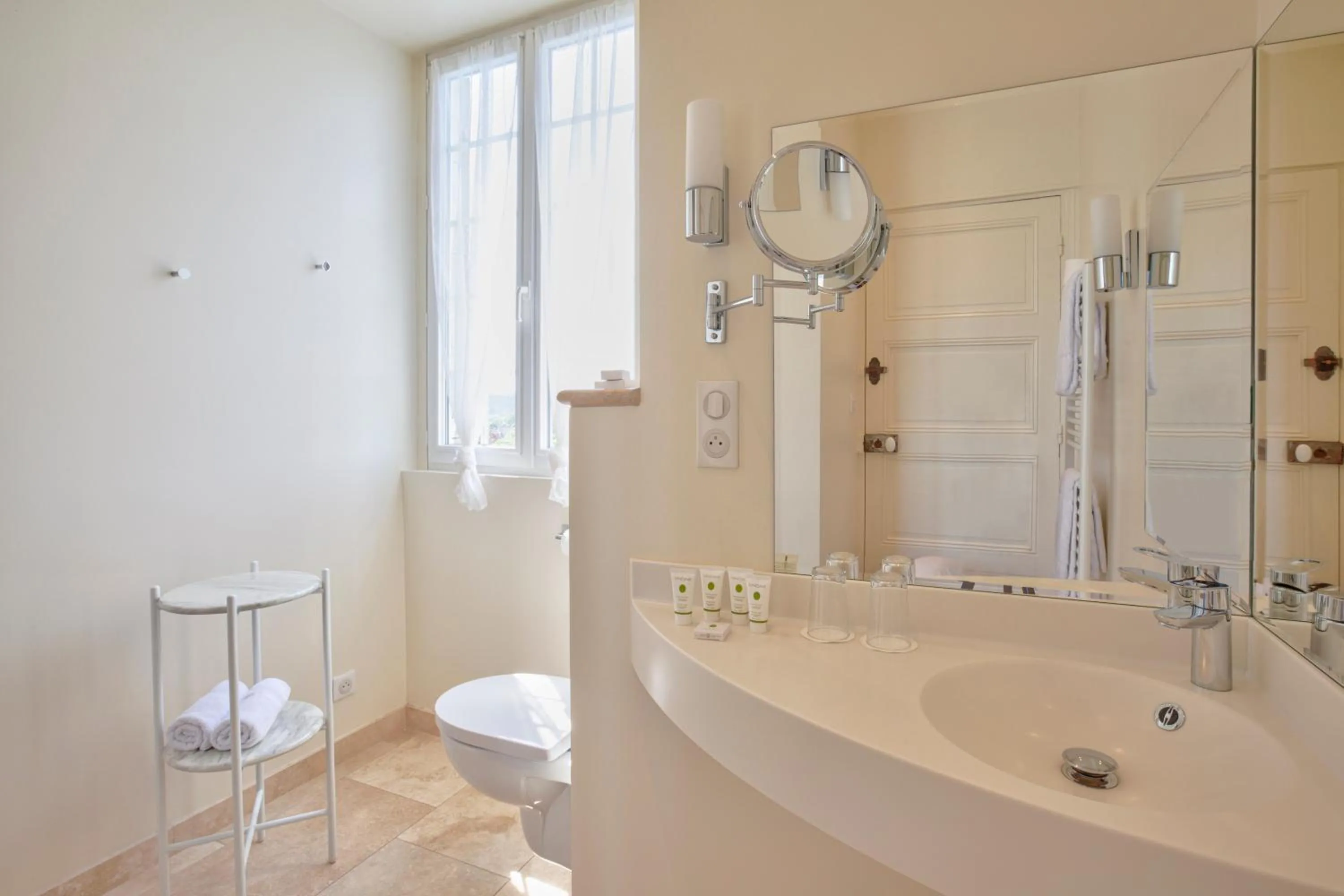 Bathroom in Hôtel Restaurant De La Poste & Du Lion D'or