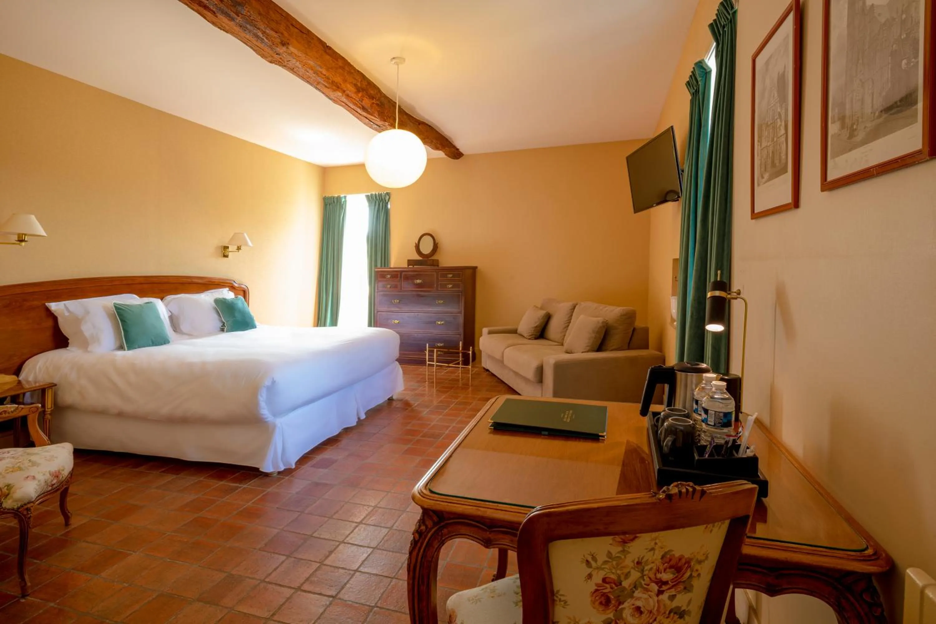 Bed in Hôtel Restaurant De La Poste & Du Lion D'or