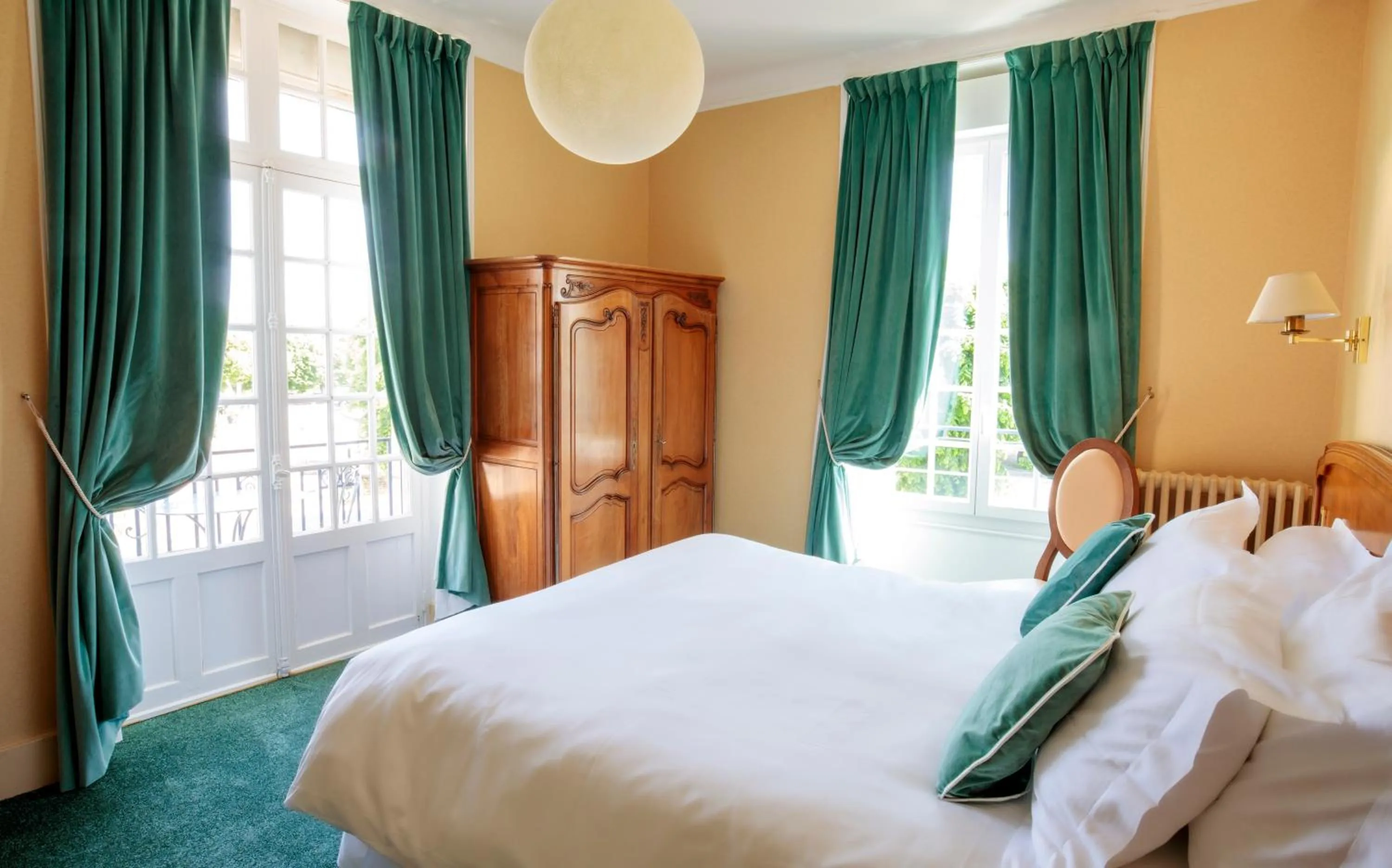 Bedroom, Bed in Hôtel Restaurant De La Poste & Du Lion D'or