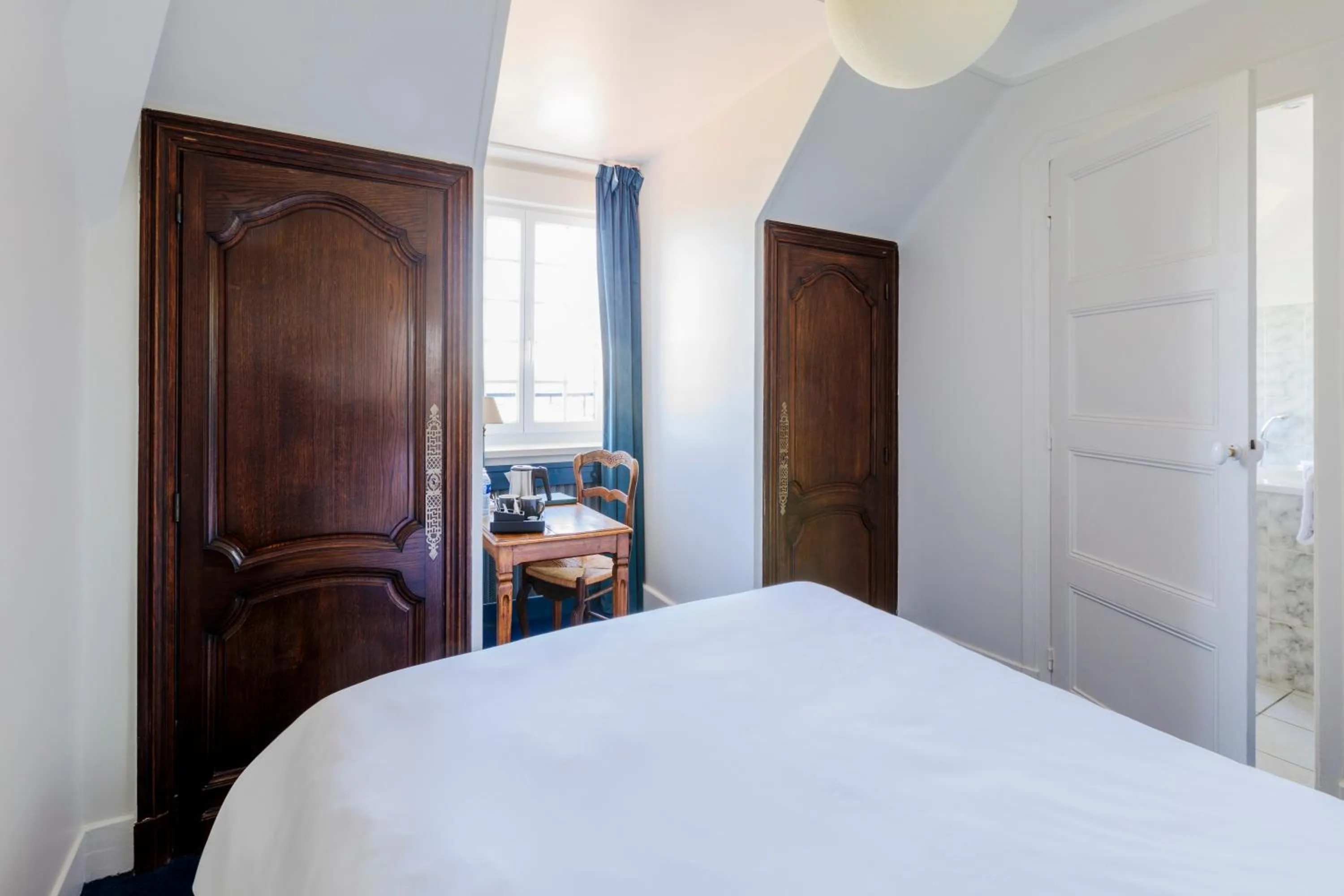 Bedroom, Bed in Hôtel Restaurant De La Poste & Du Lion D'or