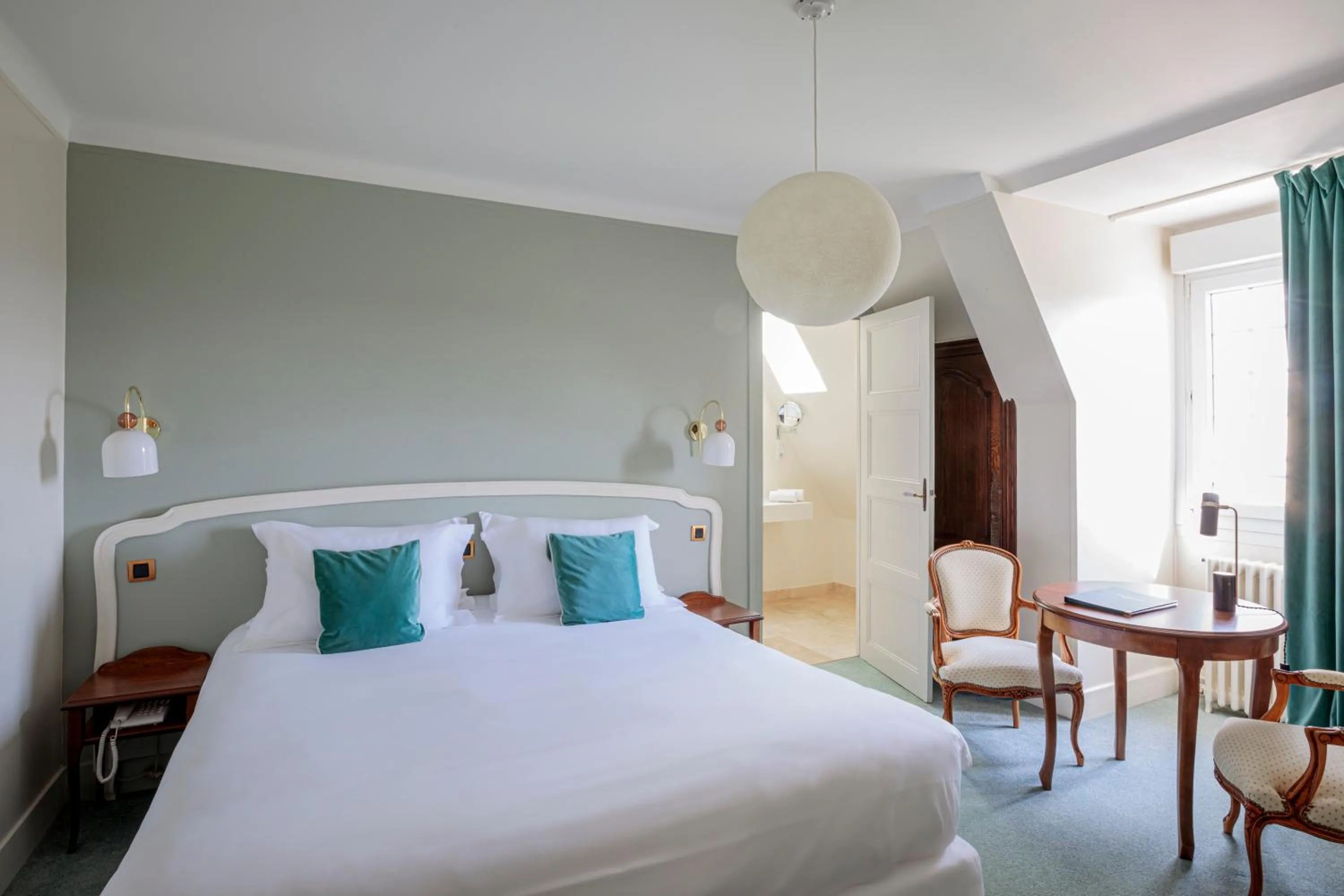 Bed in Hôtel Restaurant De La Poste & Du Lion D'or