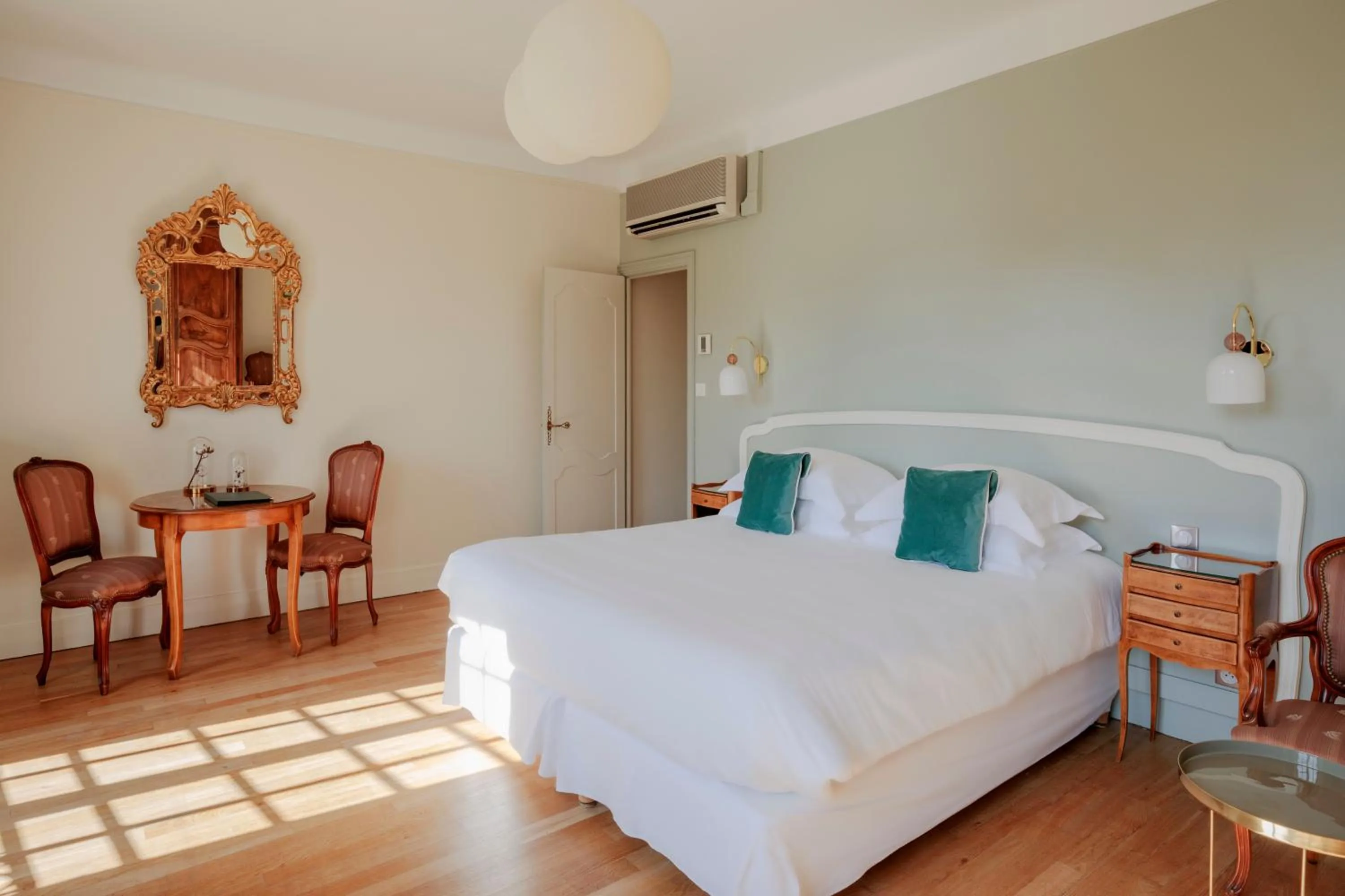 Bedroom, Bed in Hôtel Restaurant De La Poste & Du Lion D'or