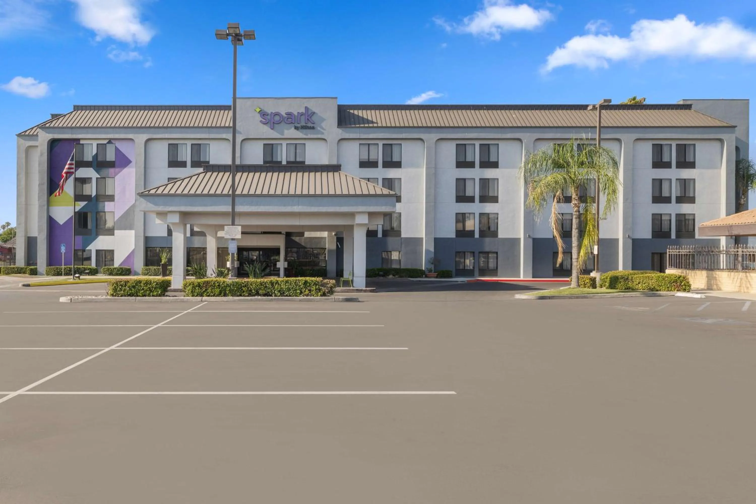 Property building in Spark by Hilton Bakersfield Central