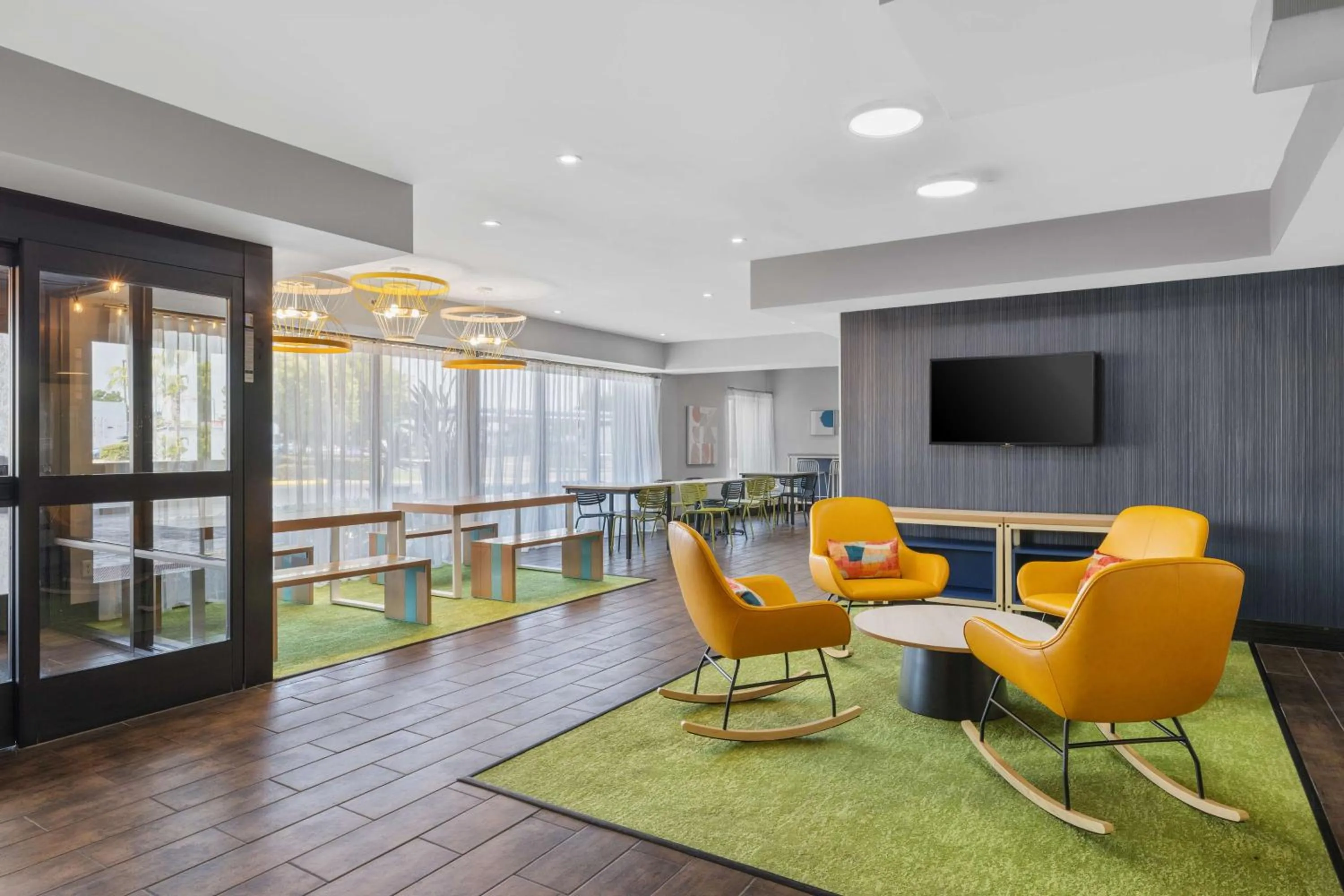 Lobby or reception in Spark by Hilton Bakersfield Central