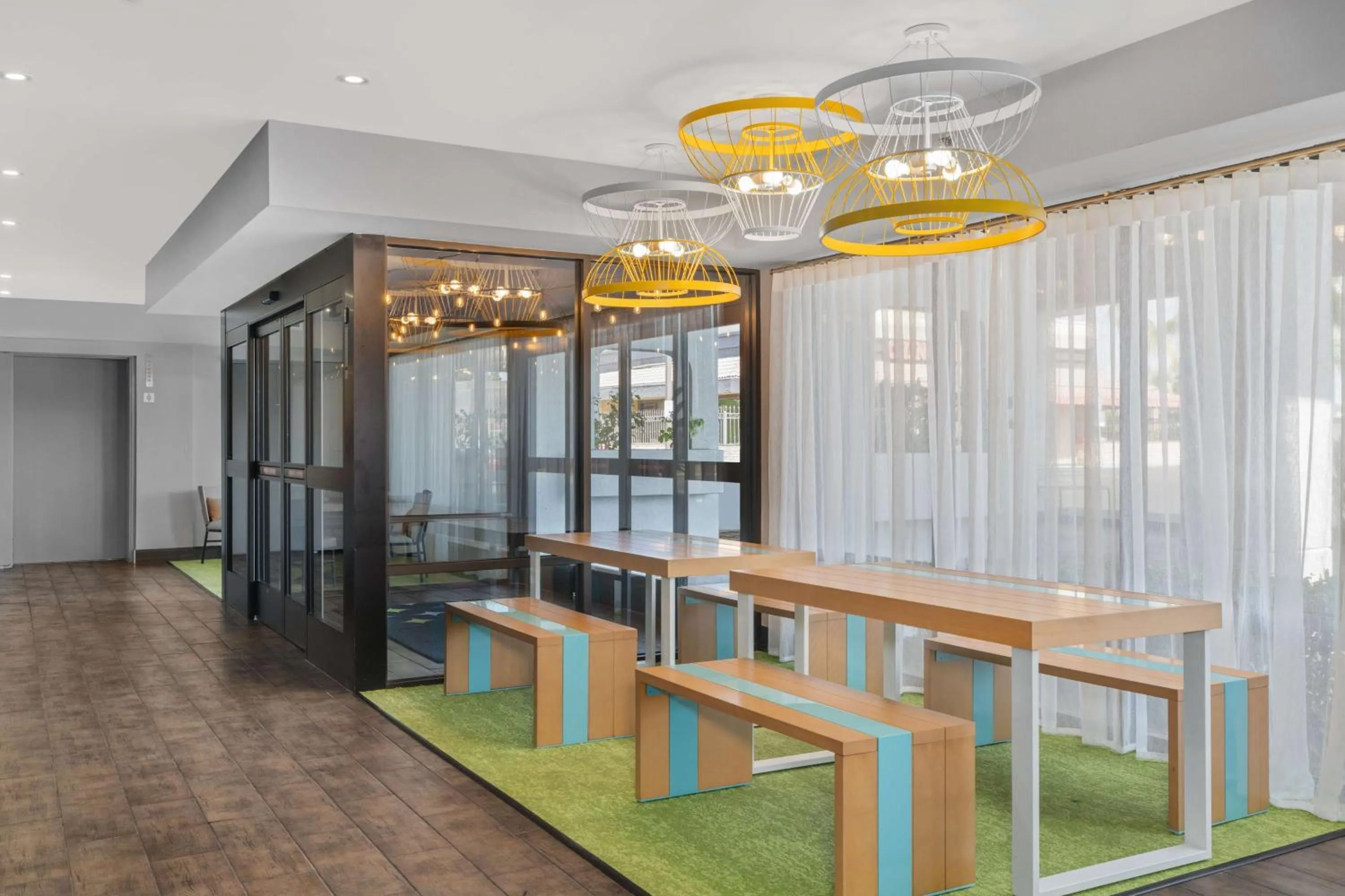 Lobby or reception in Spark by Hilton Bakersfield Central