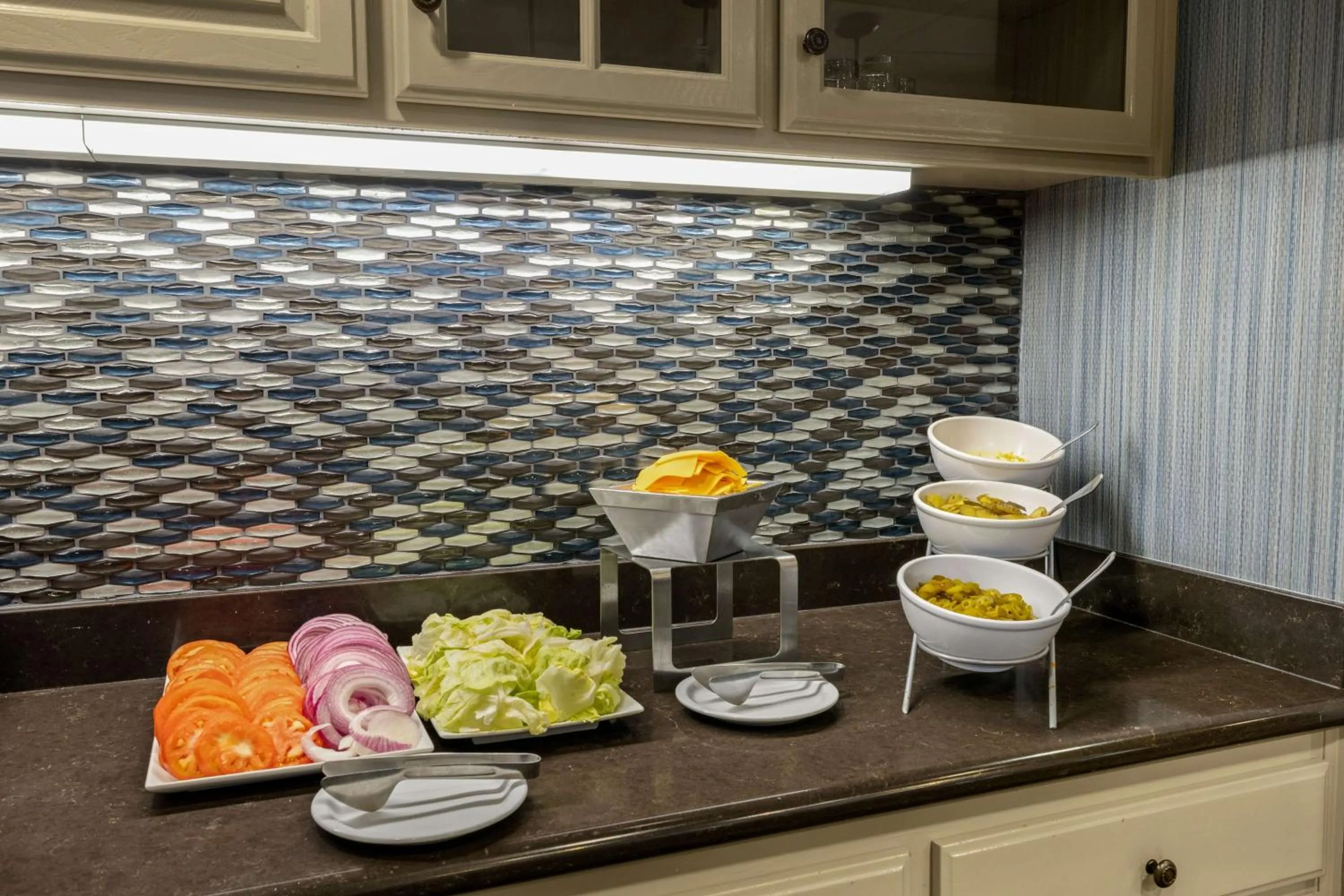 Dining area in Homewood Suites Bakersfield