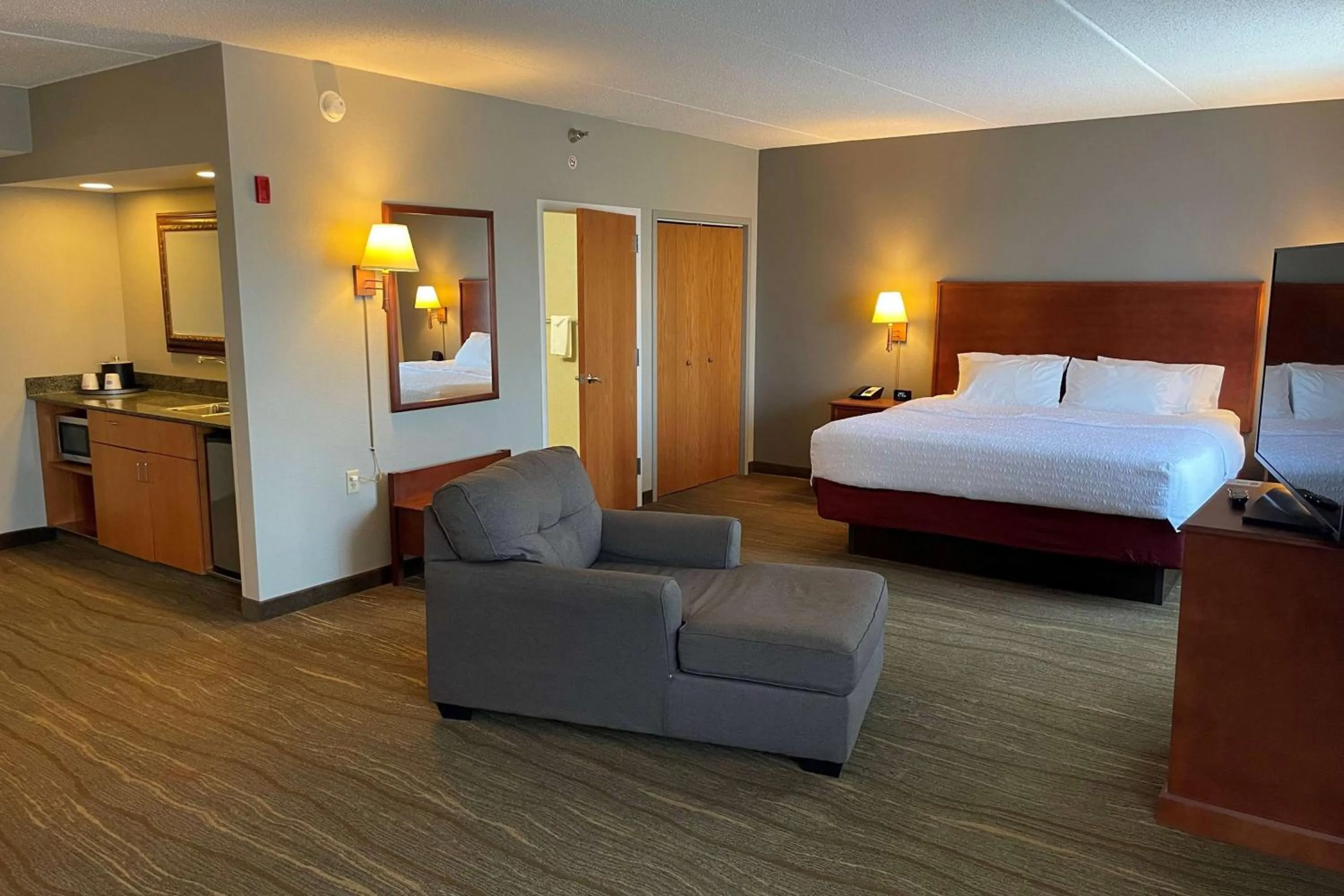 Photo of the whole room, Bed in SouthShore Hotel on Lake Bemidji, Trademark Coll by Wyndham