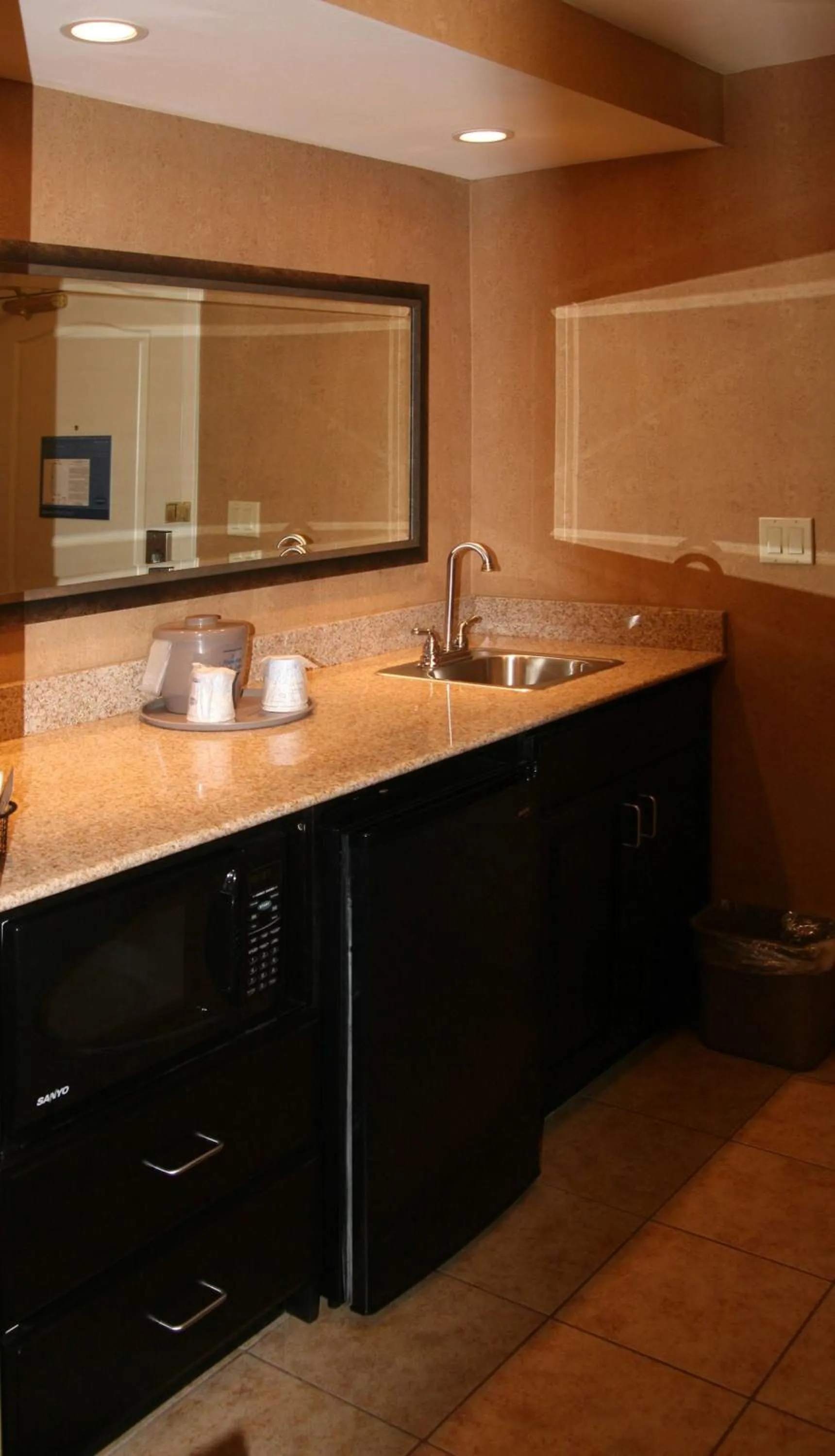 Kitchen or kitchenette in Hampton Inn and Suites Barstow