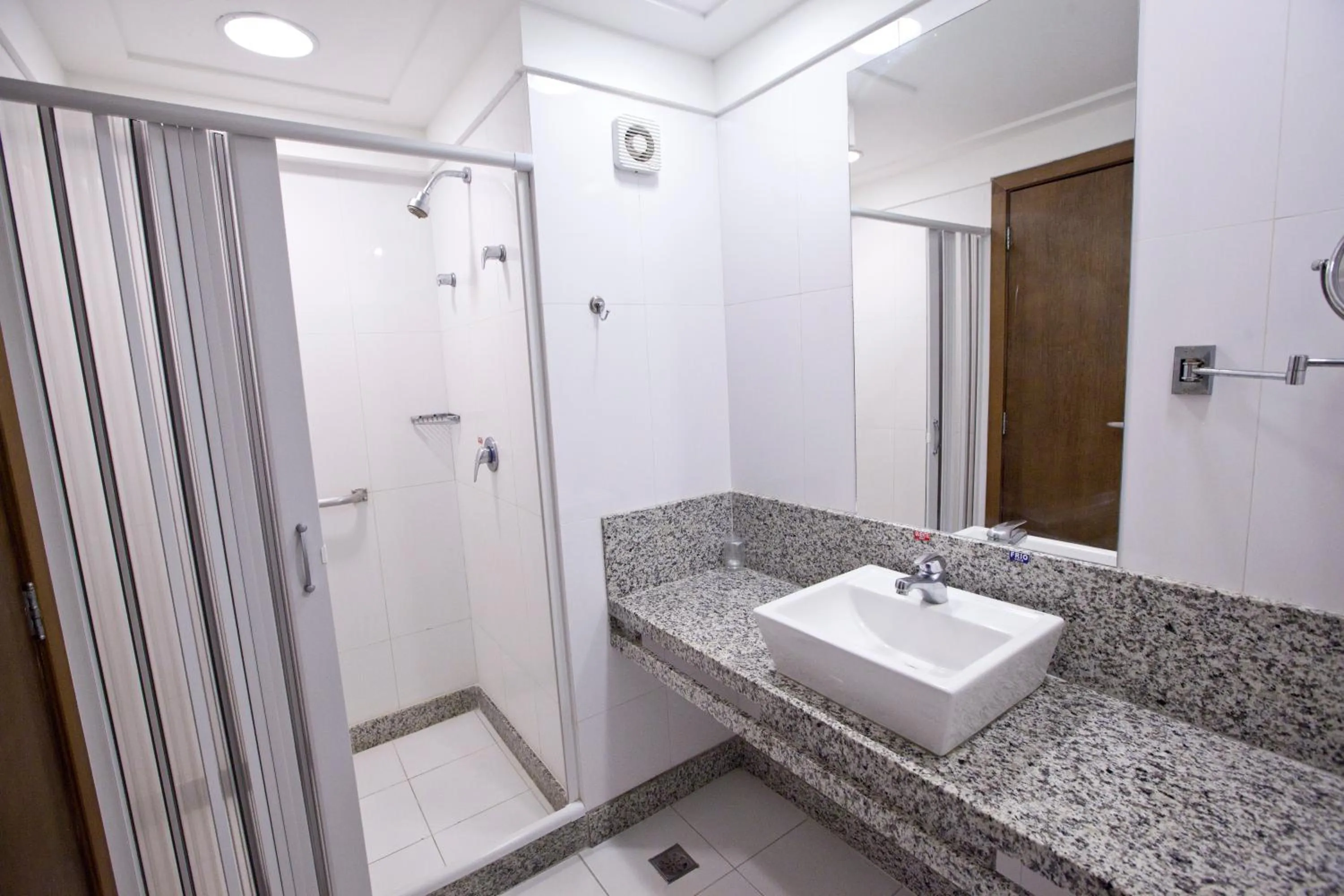 Bathroom in Aquarios Praia Hotel