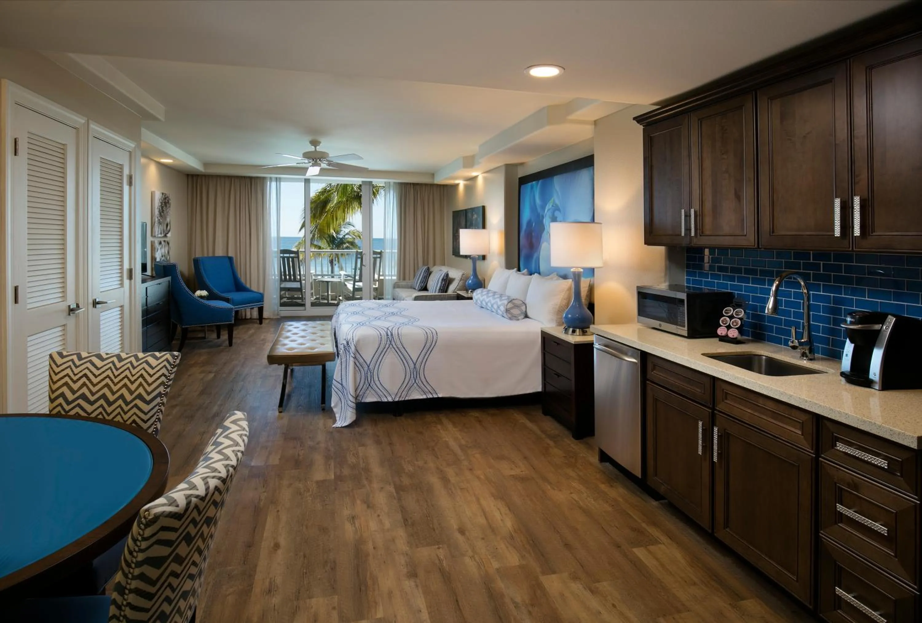 Photo of the whole room, Bed in Lido Beach Resort - Sarasota