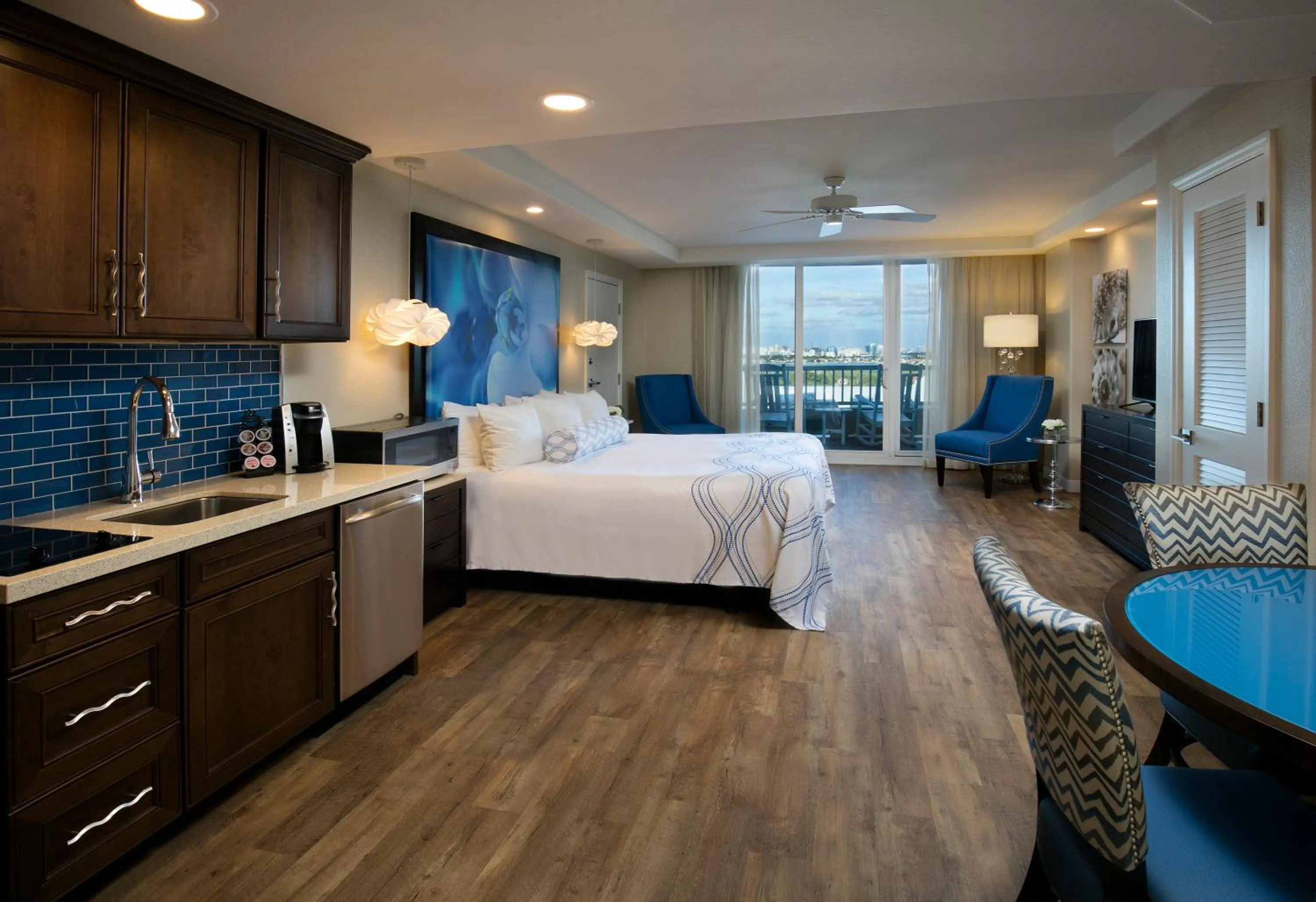 Photo of the whole room, Bed in Lido Beach Resort - Sarasota