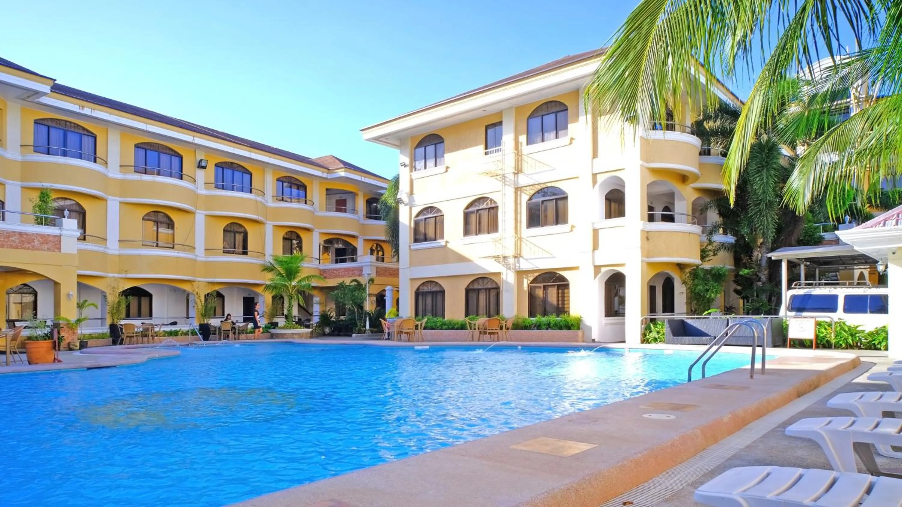 Property building in Boracay Holiday Resort