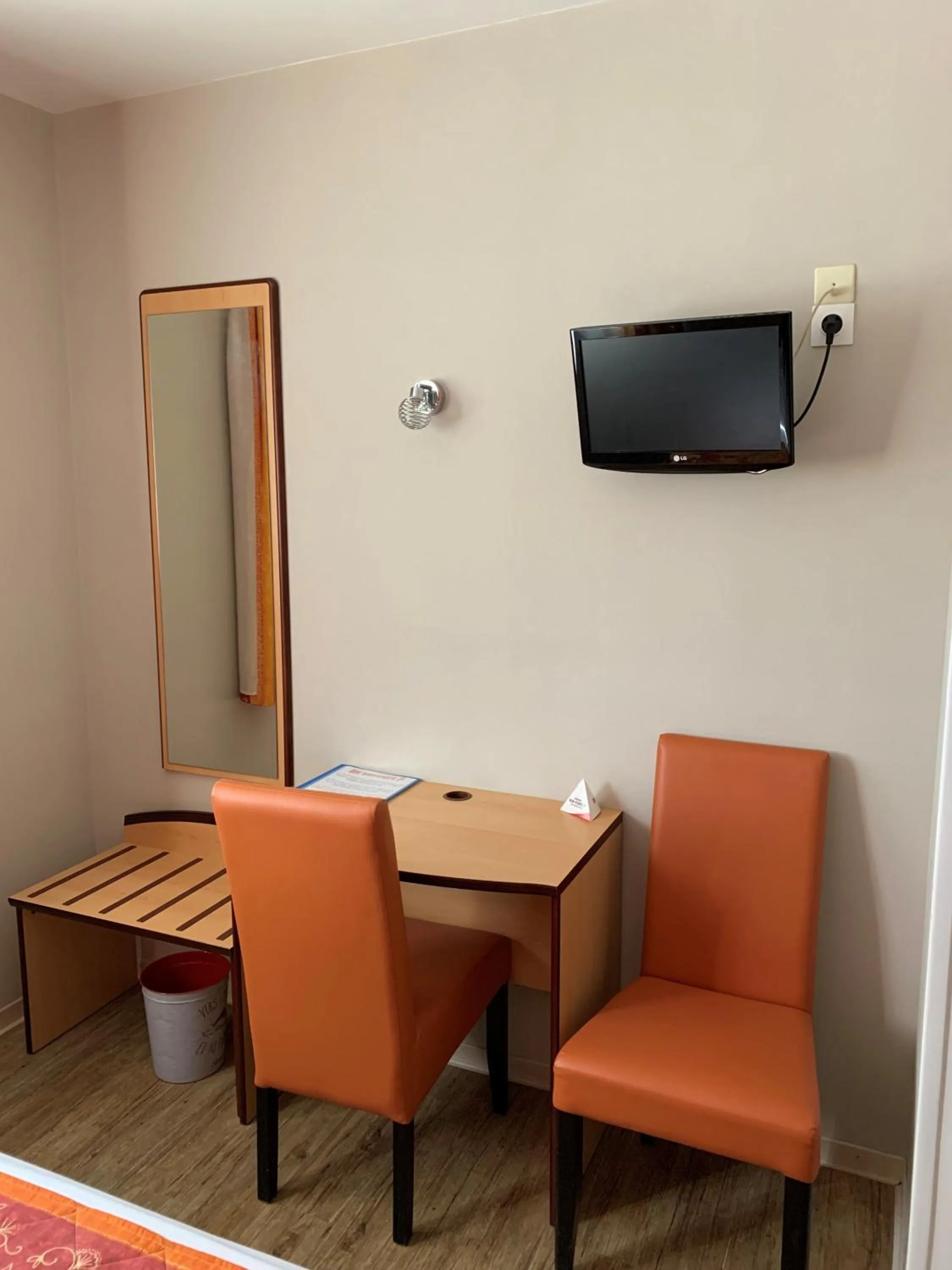 TV and multimedia in Hotel du Haut Marais