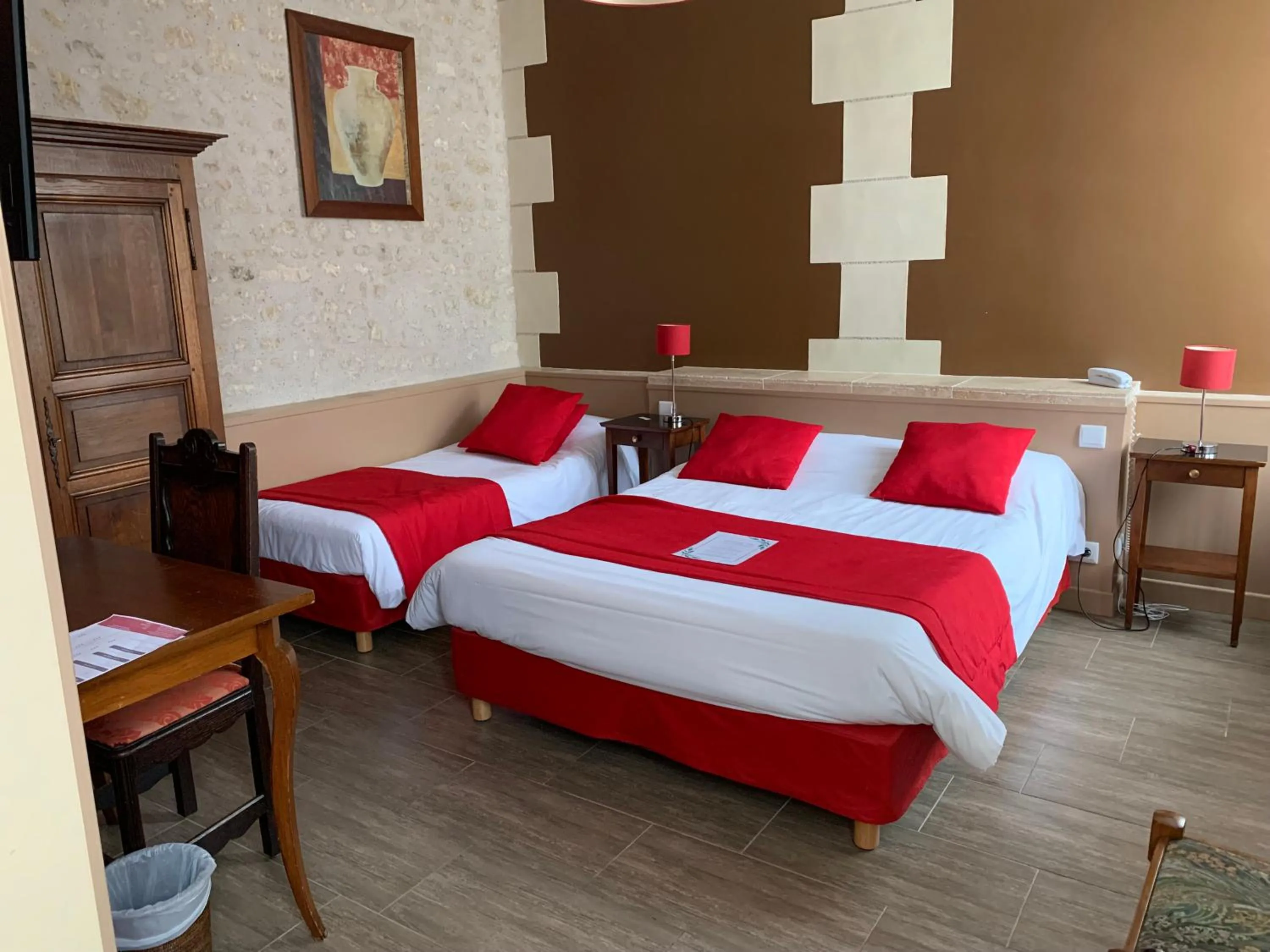 Bed in Logis Hôtels Restaurant Le Relais Chenonceaux