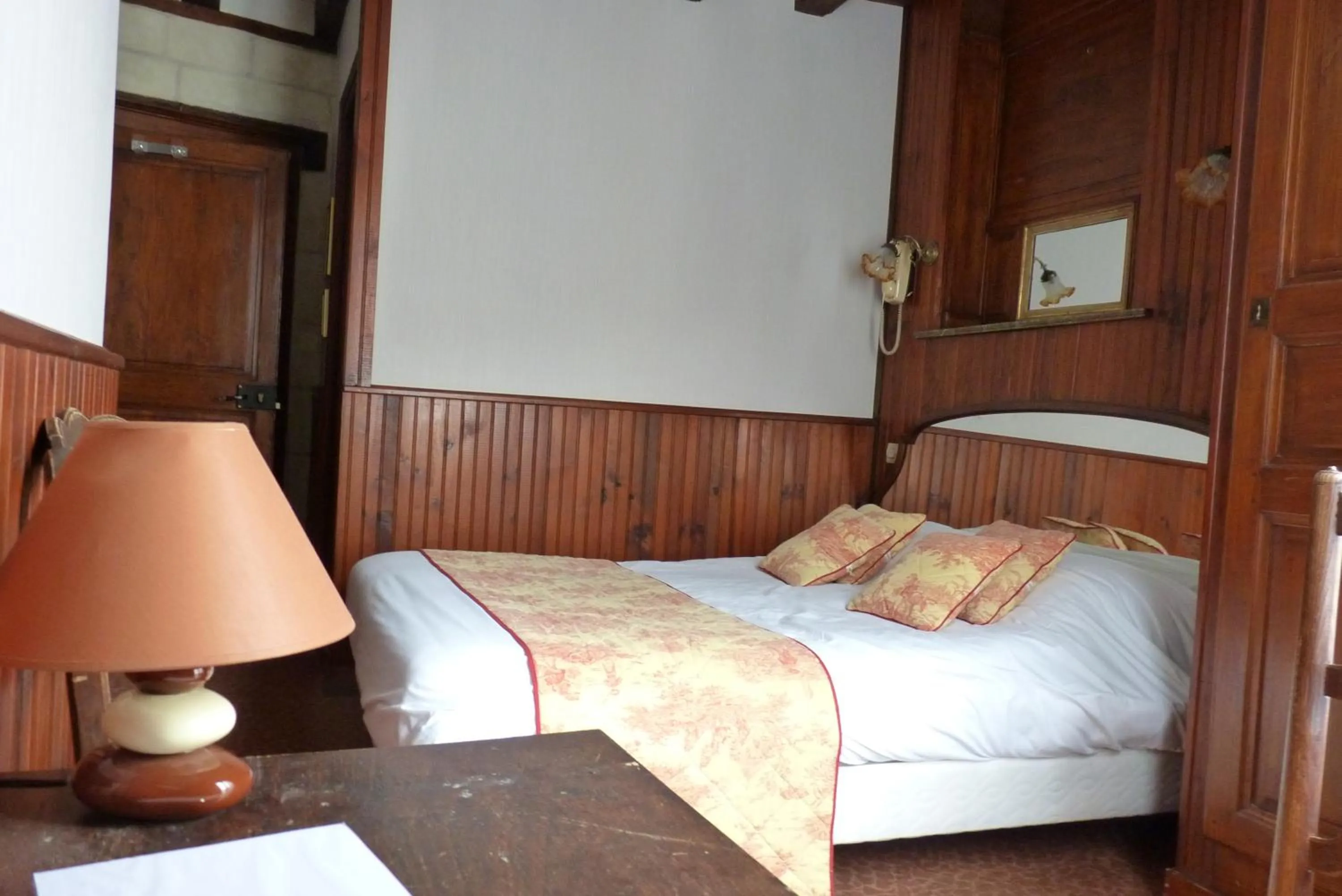 Bed in Logis Hôtels Restaurant Le Relais Chenonceaux