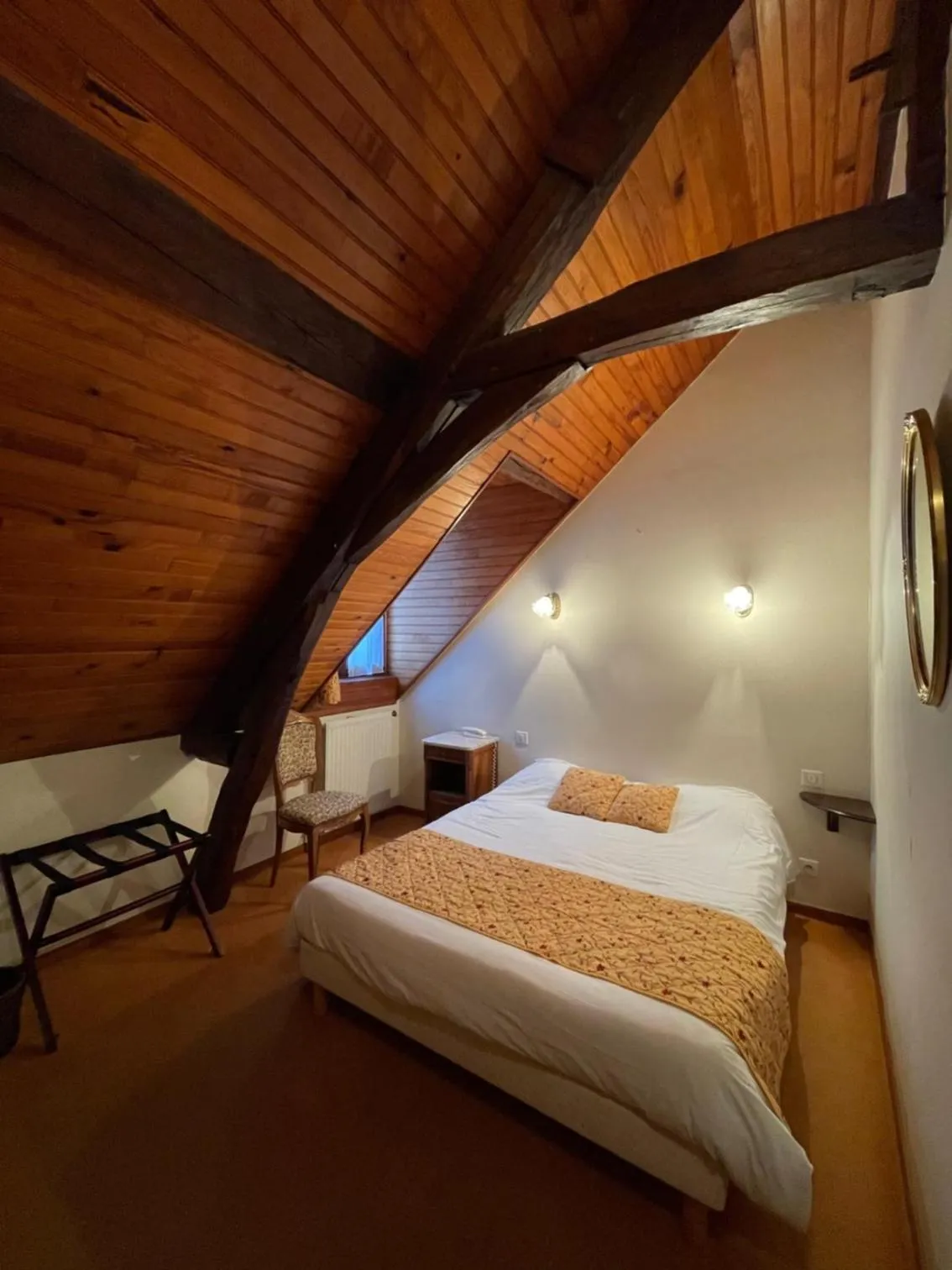 Bed in Logis Hôtels Restaurant Le Relais Chenonceaux