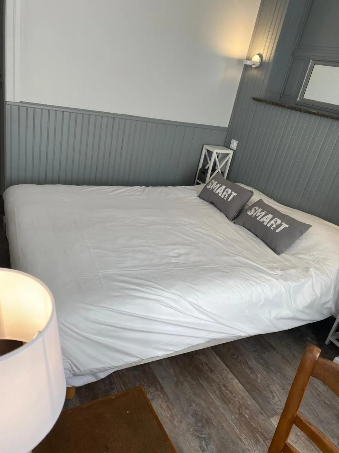 Bed in Logis Hôtels Restaurant Le Relais Chenonceaux