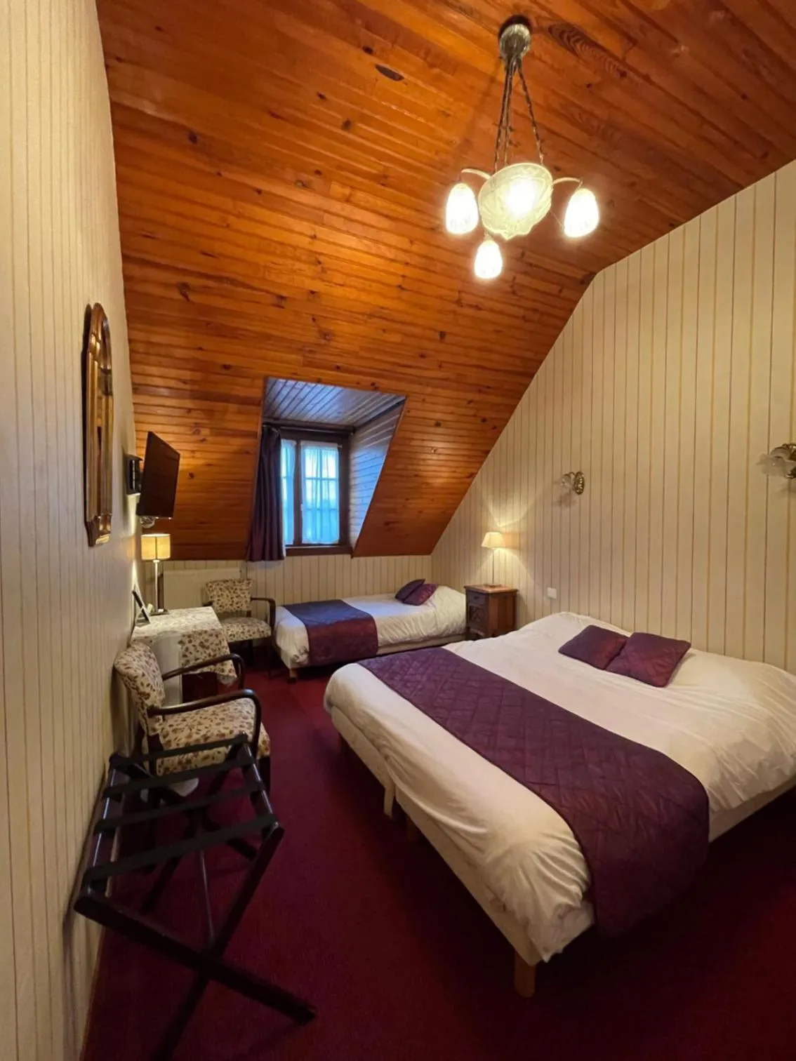 Bed in Logis Hôtels Restaurant Le Relais Chenonceaux