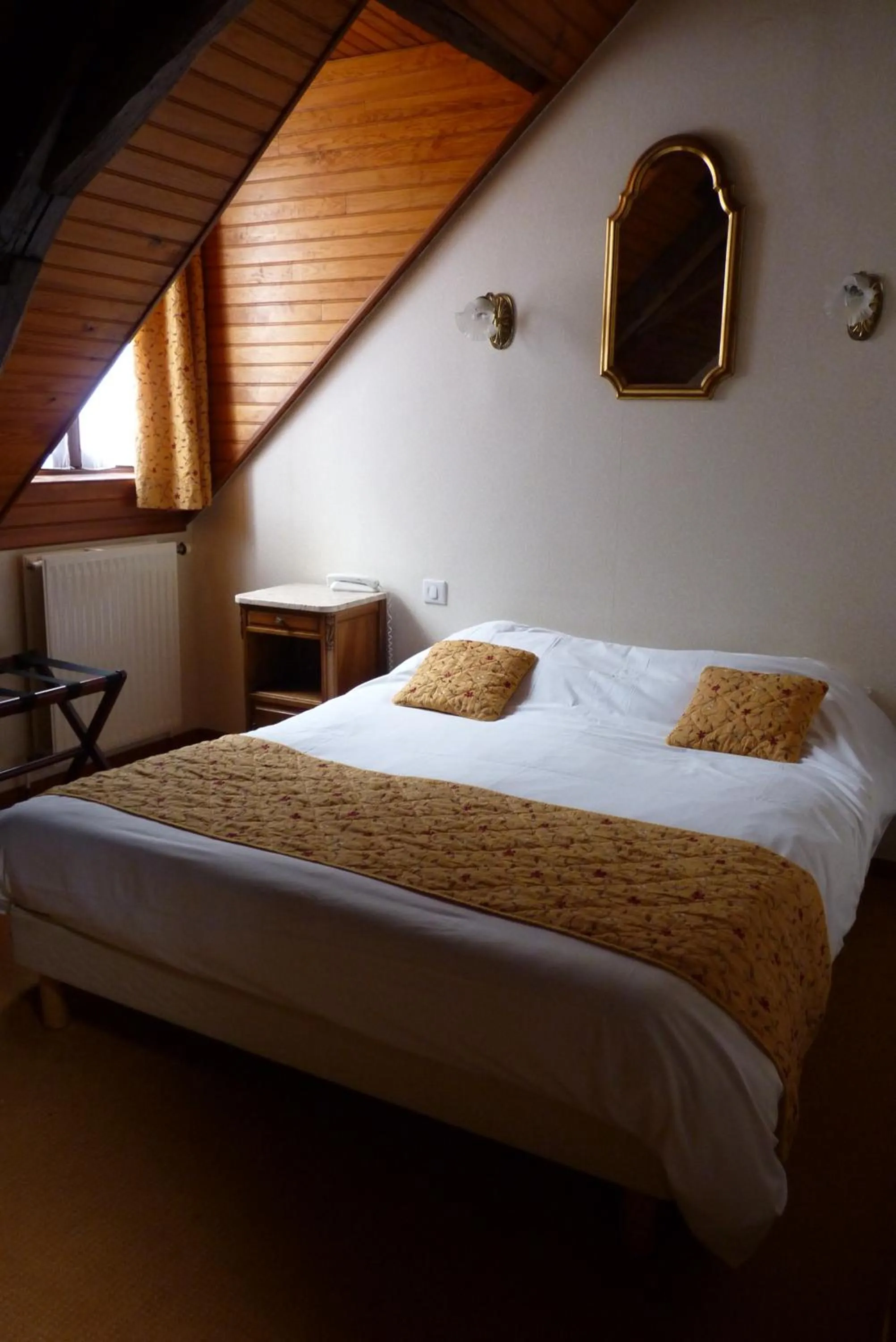 Bed in Logis Hôtels Restaurant Le Relais Chenonceaux