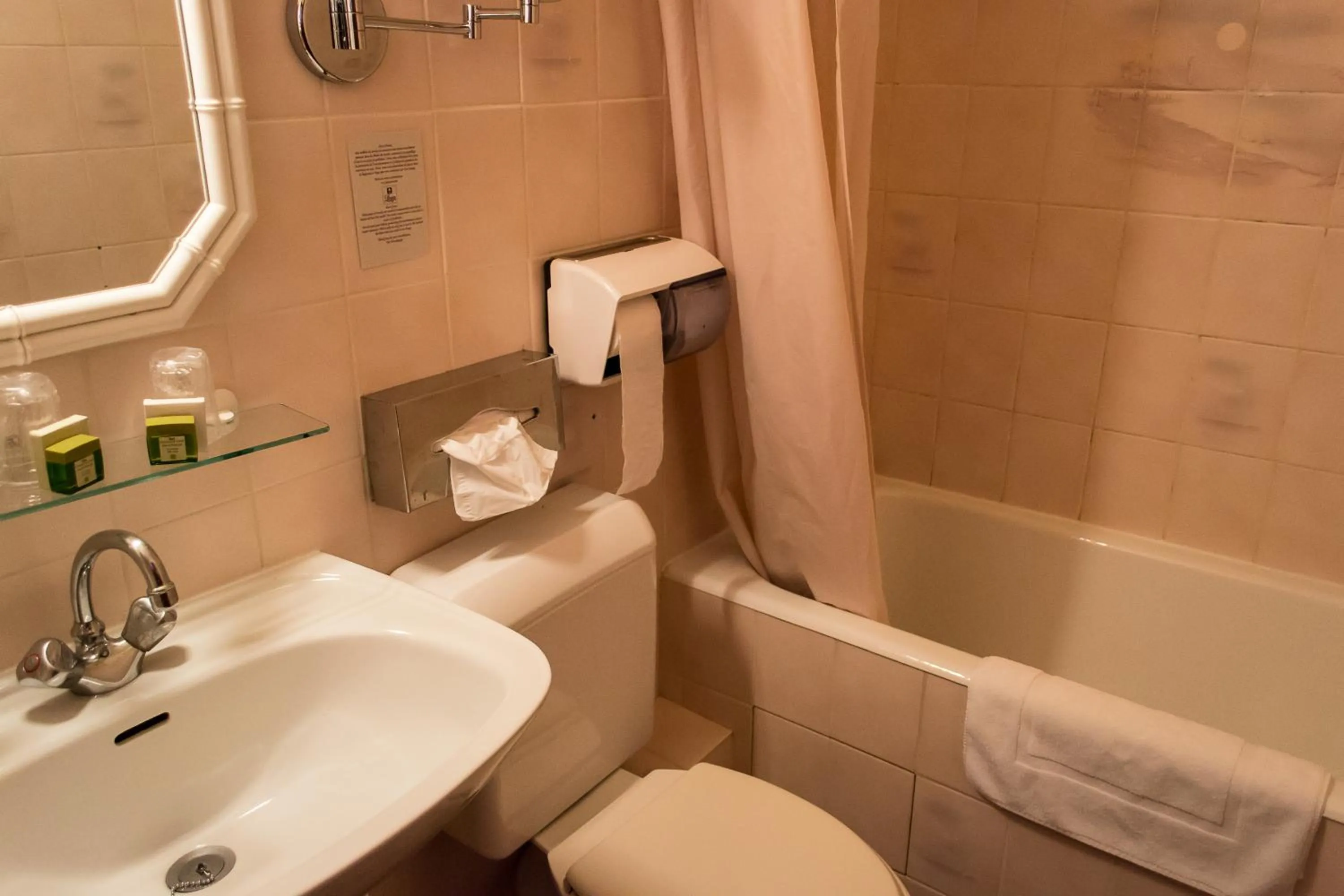 Bathroom in Logis Hôtels Restaurant Le Relais Chenonceaux