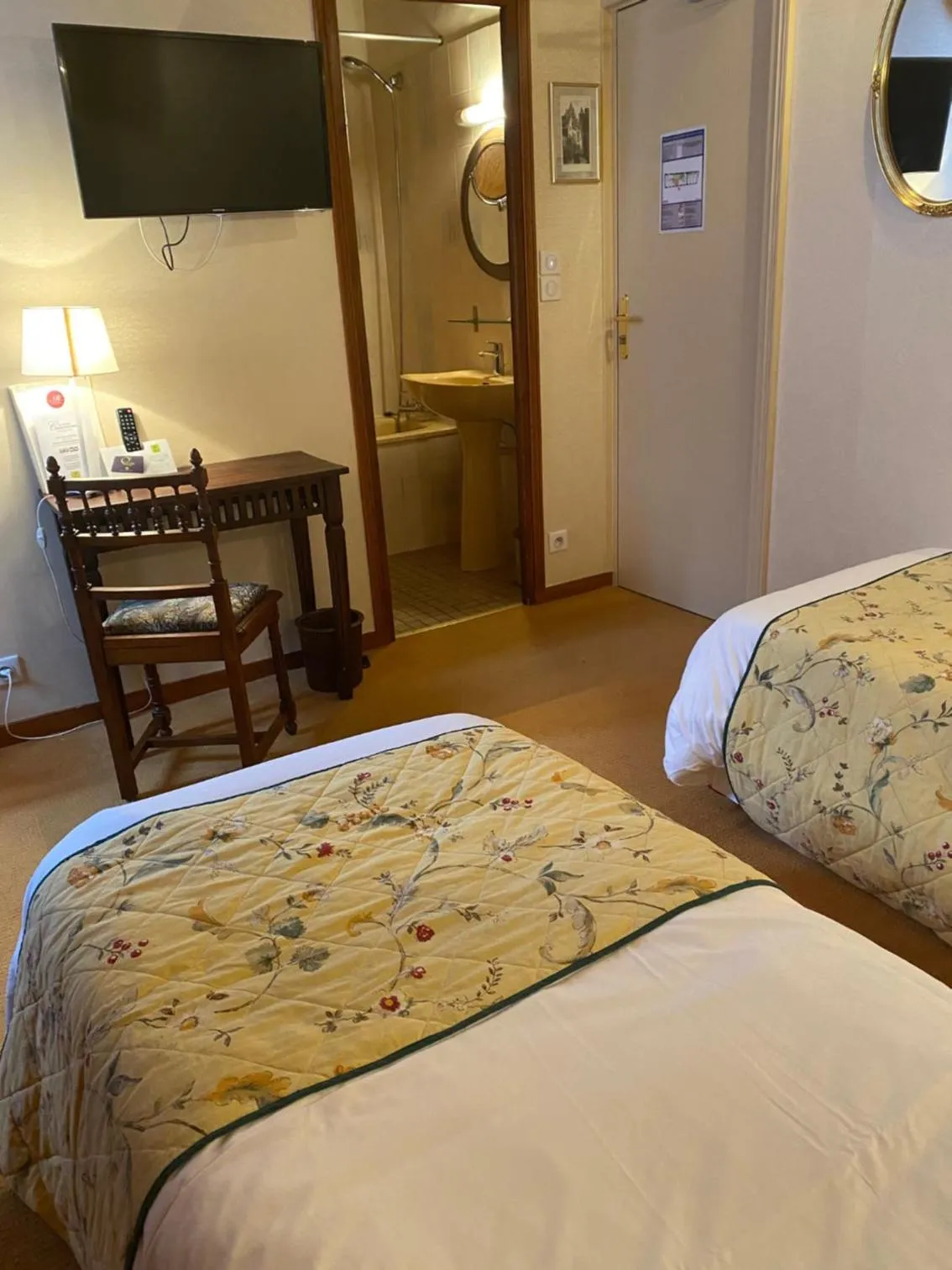 Bed in Logis Hôtels Restaurant Le Relais Chenonceaux