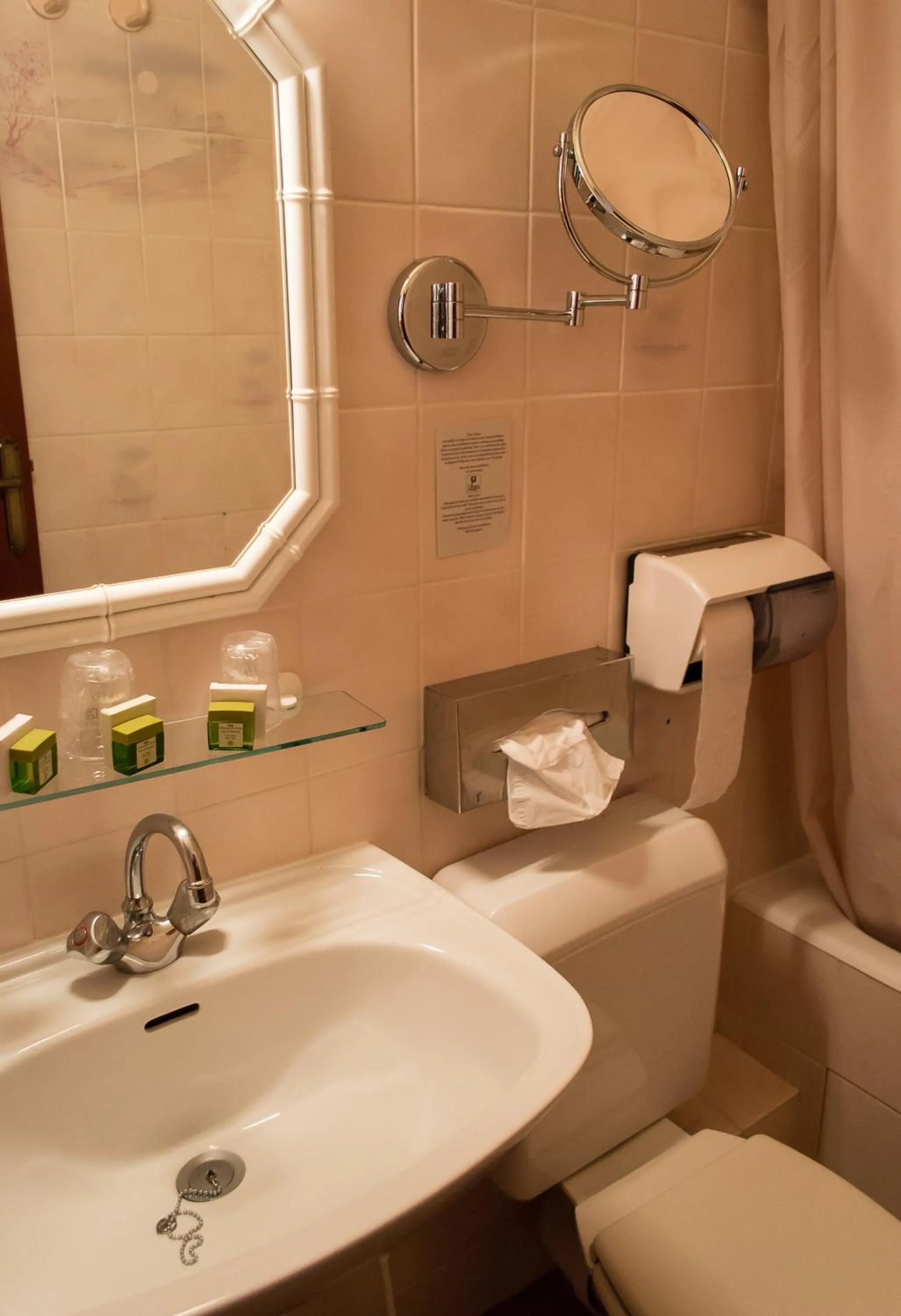 Bathroom in Logis Hôtels Restaurant Le Relais Chenonceaux