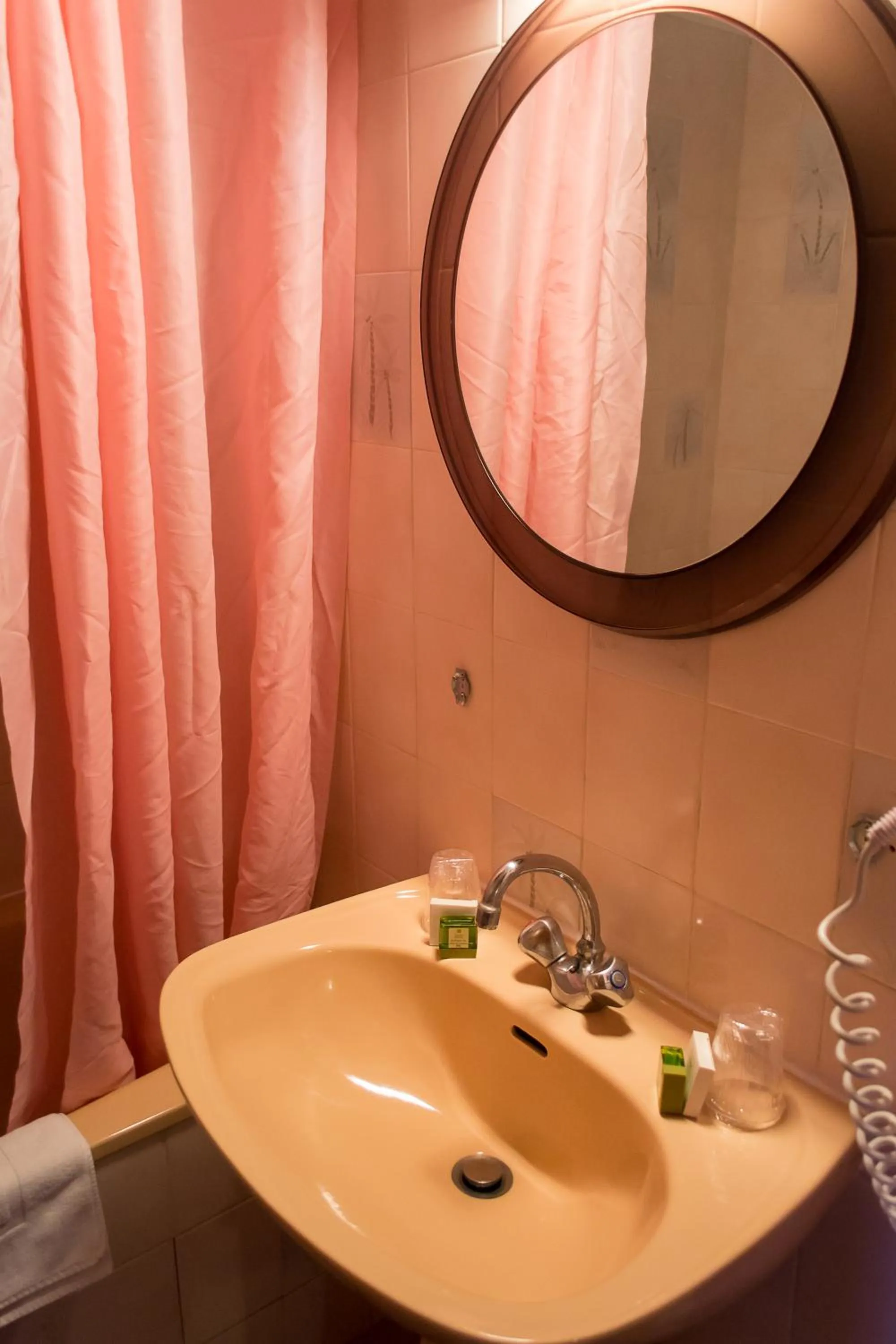 Bathroom in Logis Hôtels Restaurant Le Relais Chenonceaux