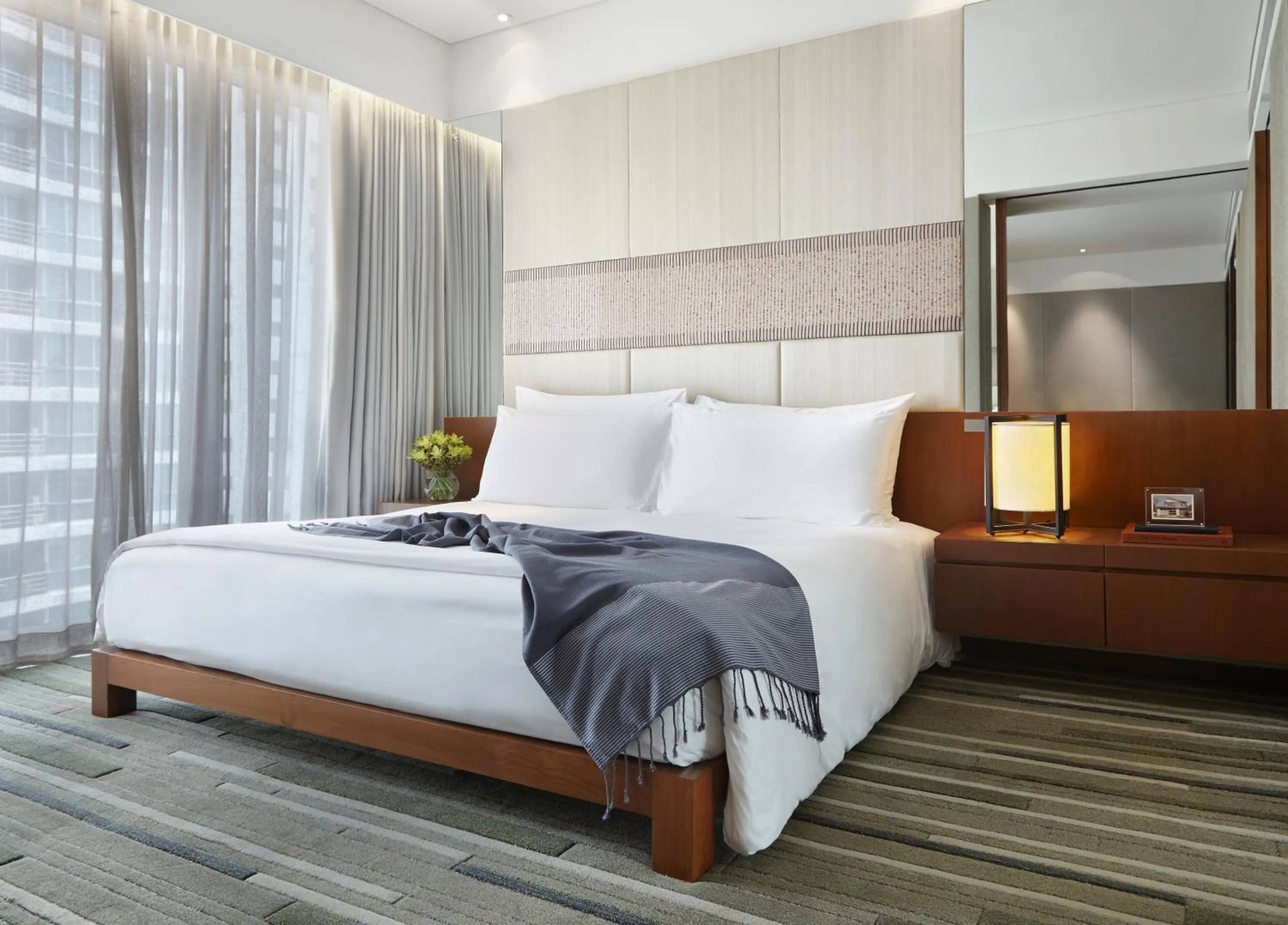 Bed in Hansar Bangkok Hotel