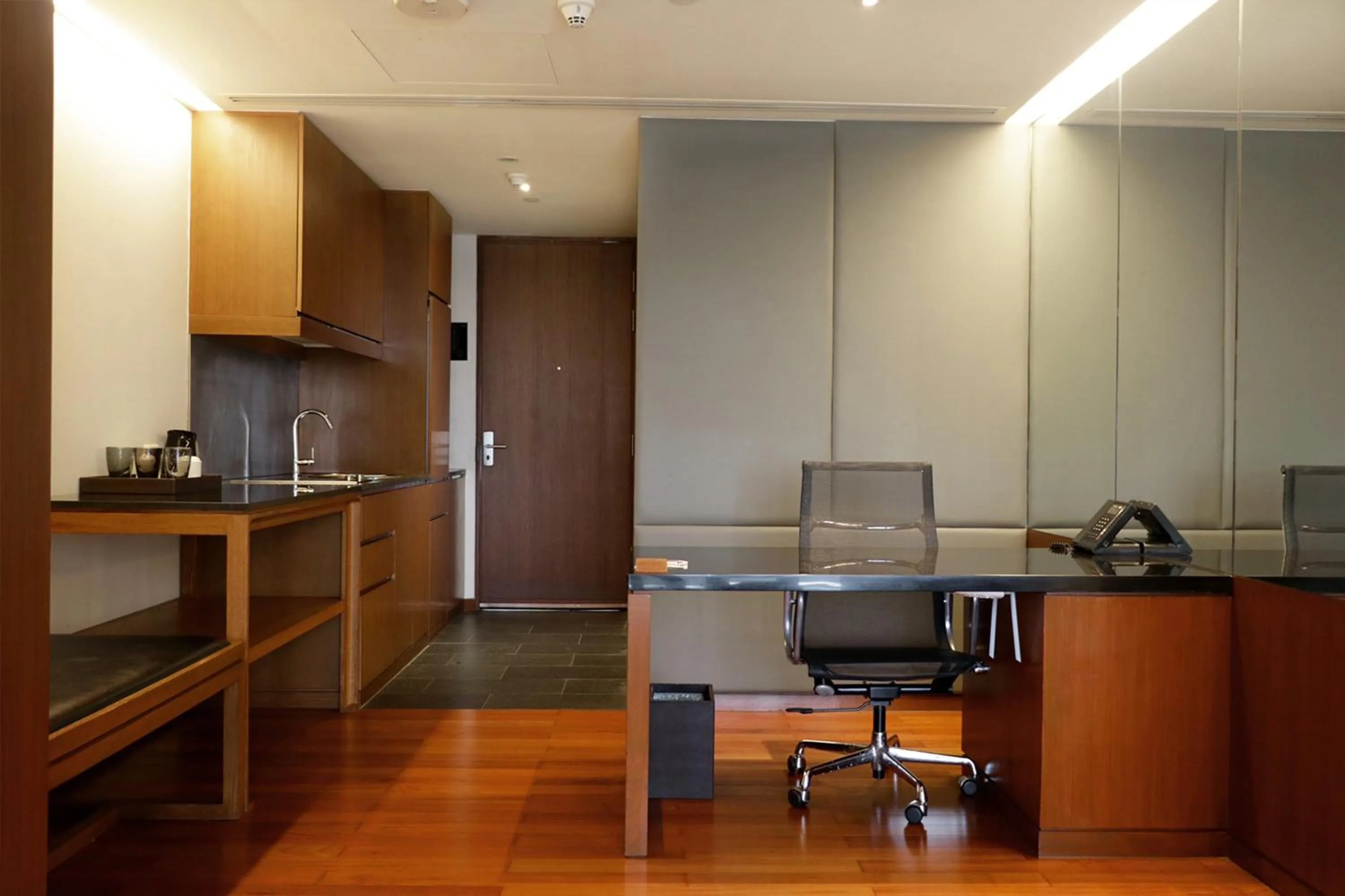 Kitchen or kitchenette in Hansar Bangkok Hotel