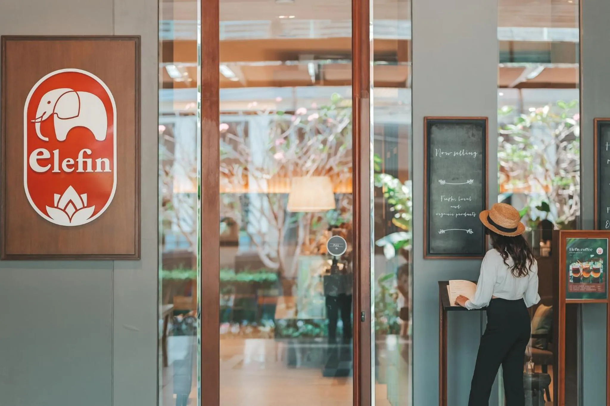 Restaurant/places to eat in Hansar Bangkok Hotel