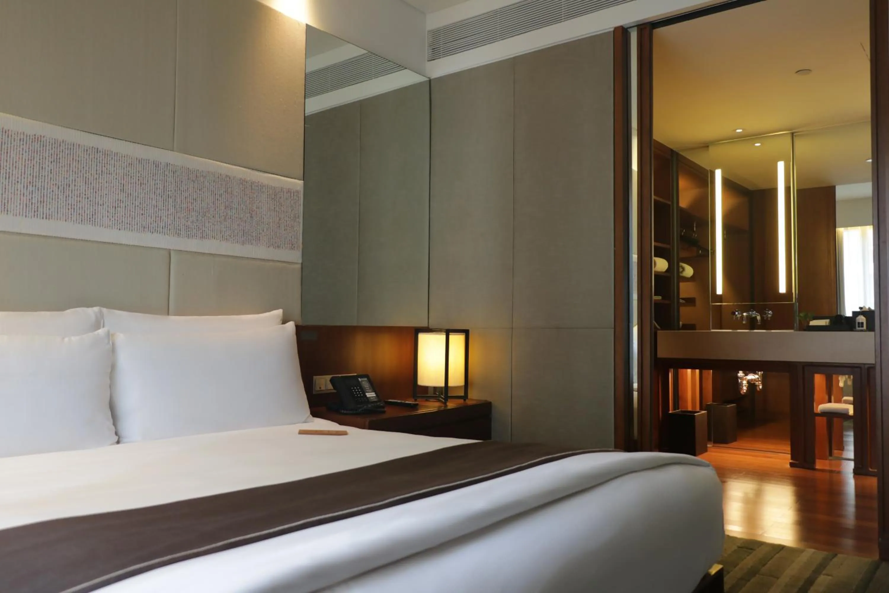 Bed in Hansar Bangkok Hotel