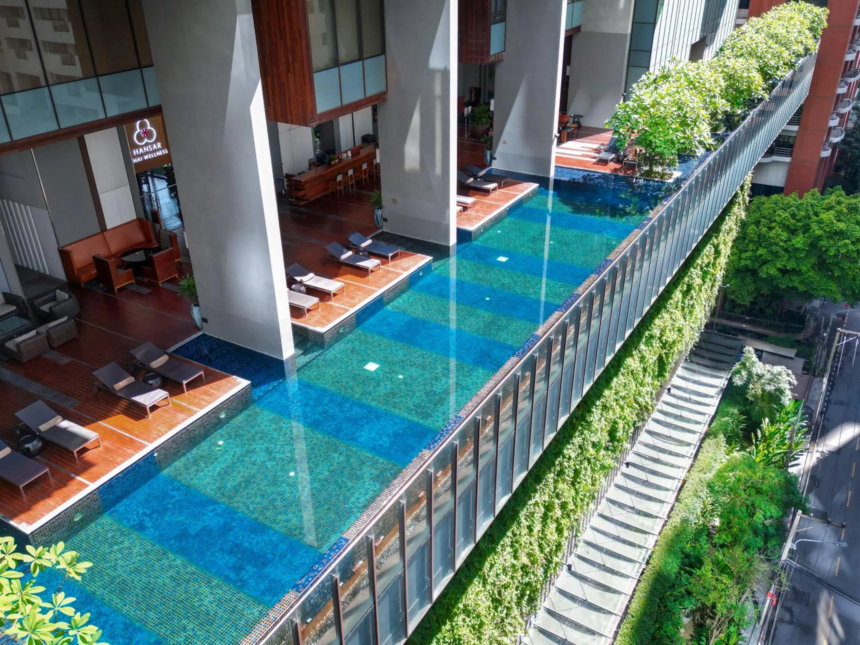 Swimming pool in Hansar Bangkok Hotel