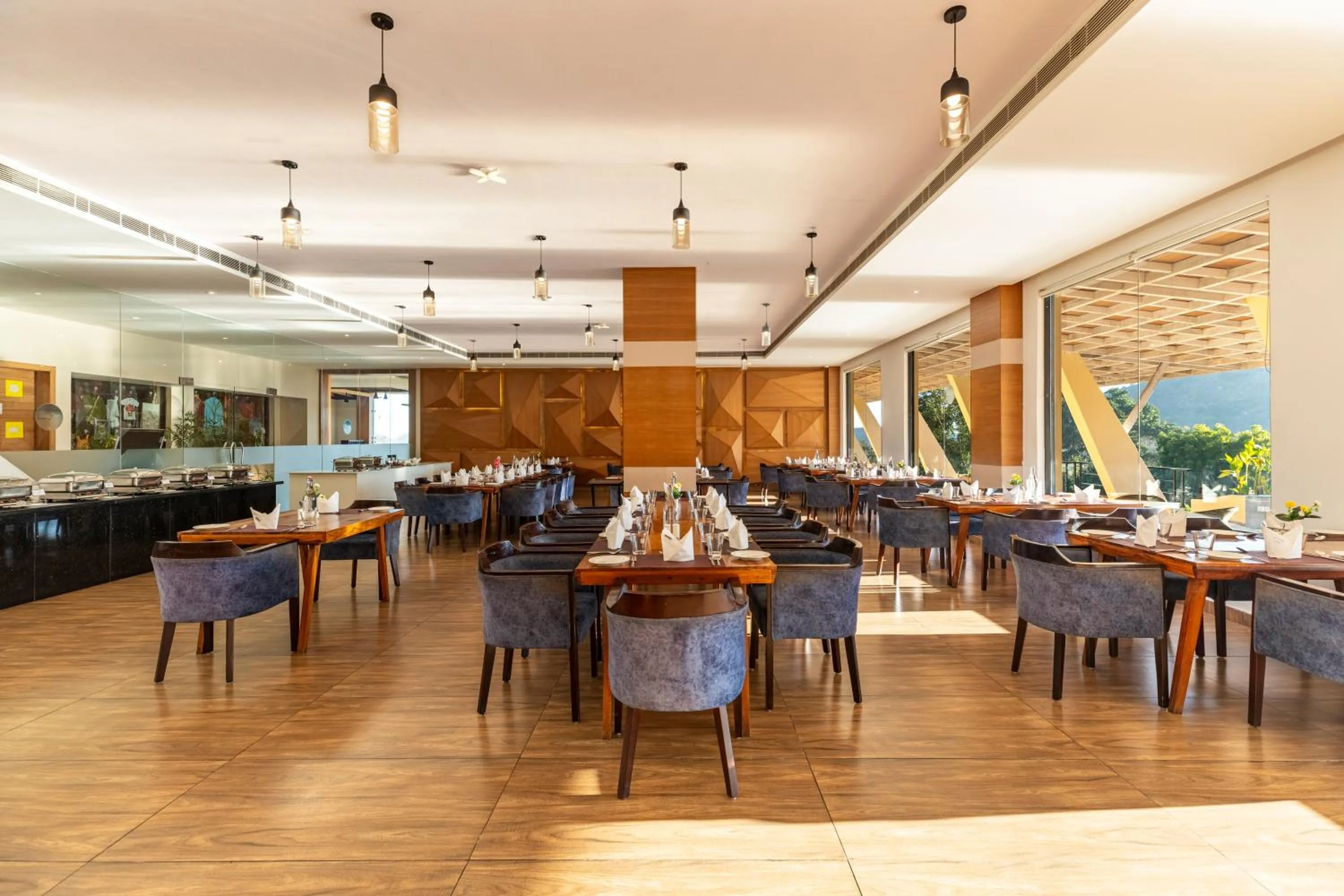 Restaurant/places to eat in Via Lakhela Resort & Spa