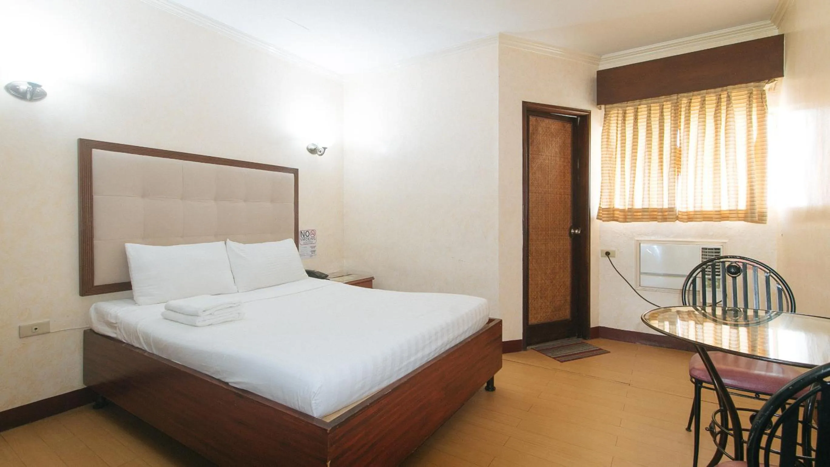 Seating area, Bed in Bliss Hotel Dau