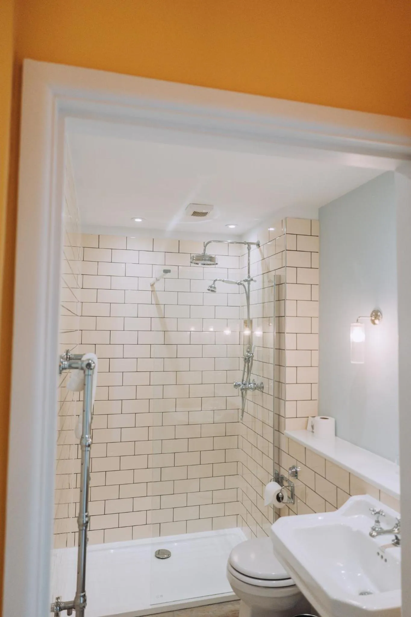 Shower in The Royal Lion Hotel